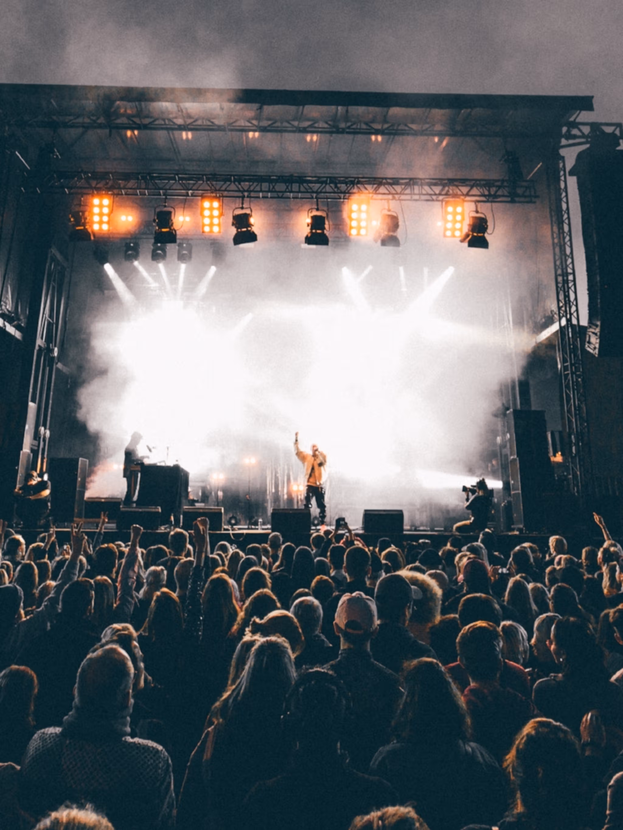 Et band spiller foran et stort publikum på Granittrock i Oslo
