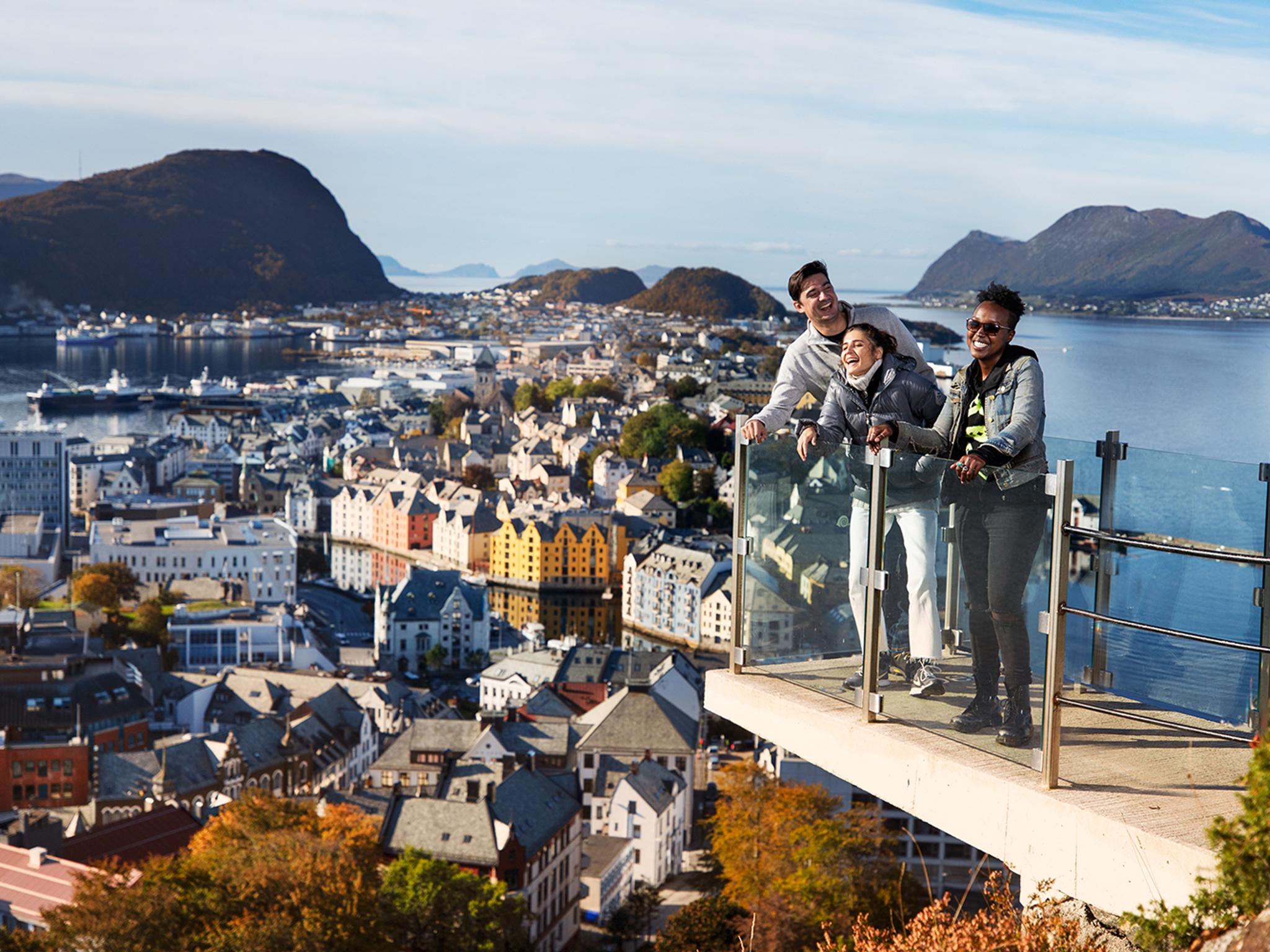 Tre ragazzi sulla piattaforma panoramica del Monte Aksla a Ålesund, Norvegia dei fiordi