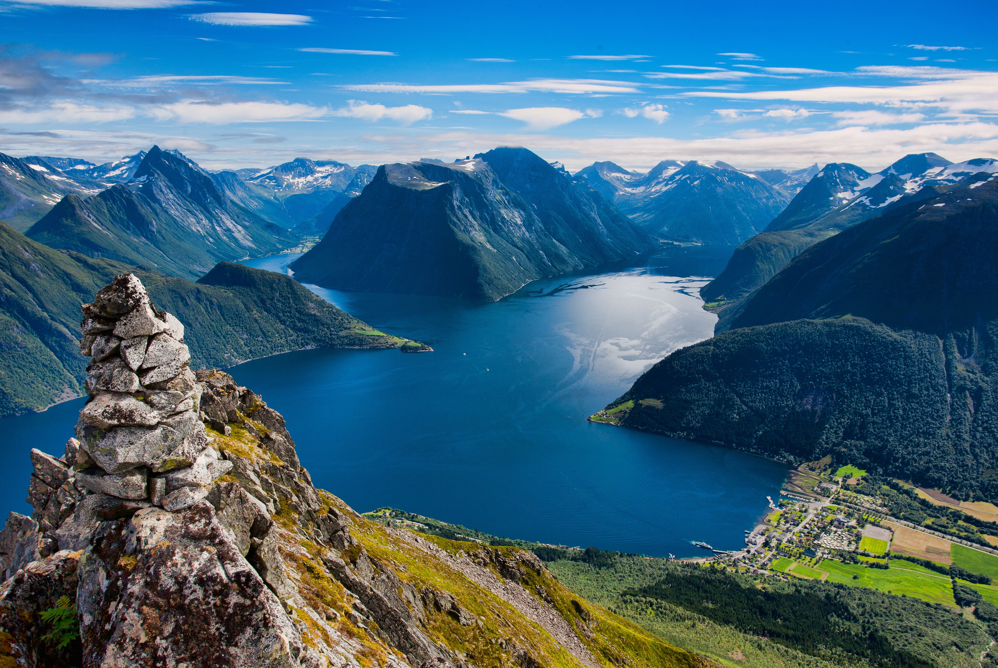 Peaks and summits around Hjørundfjorden