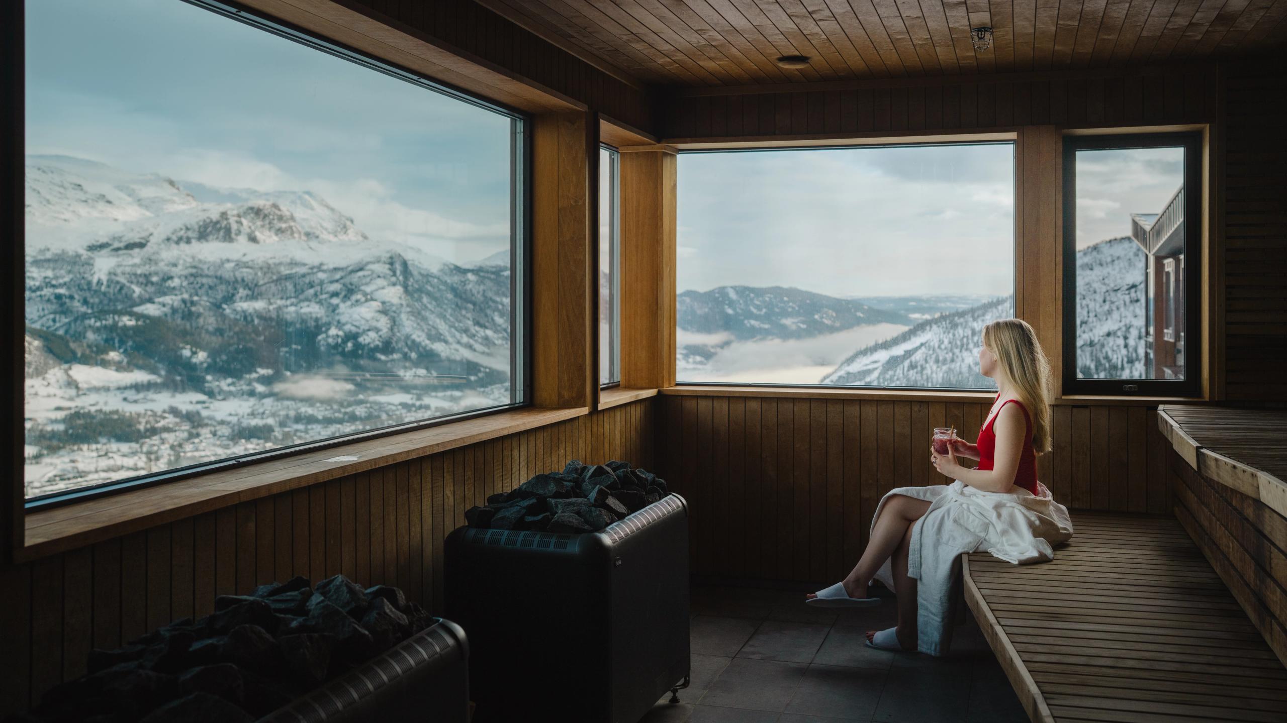 En dame som nyter fjellutsikten fra en badstue