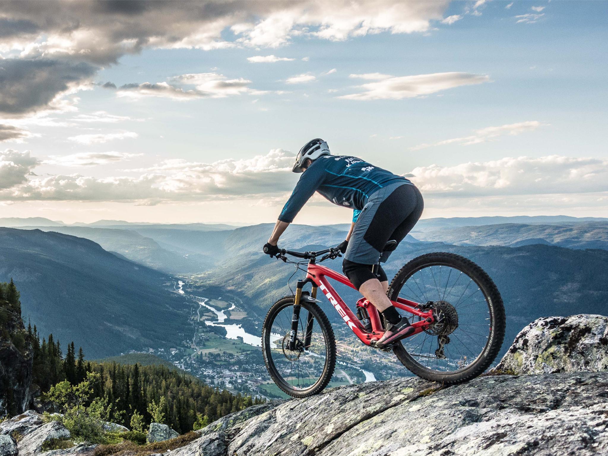 Mountainbiken in Hallingdal: Een persoon aan het mountainbiken op de berg Beia nabij Nesbyen in Oost-Noorwegen