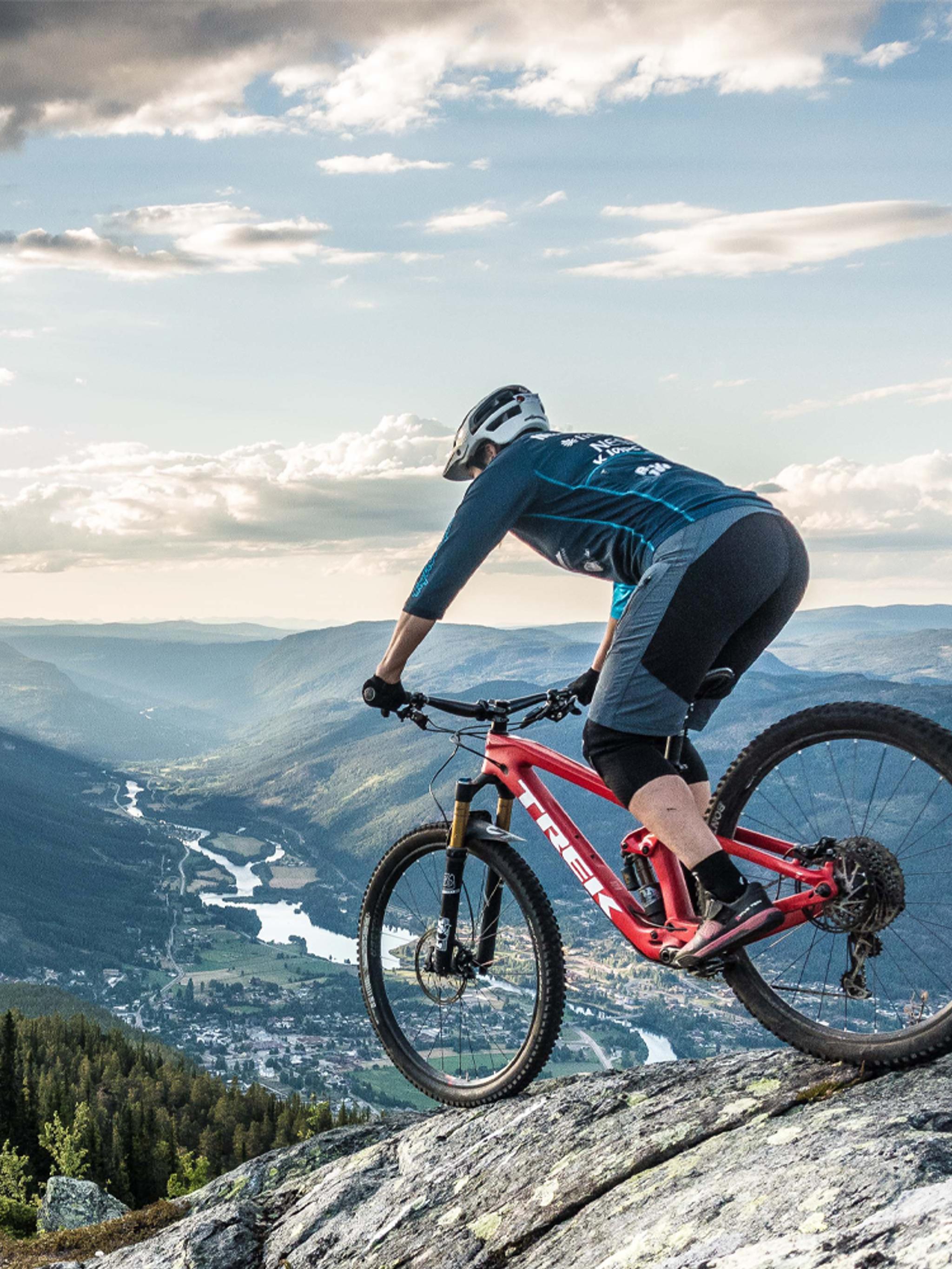 Mountainbiken in Hallingdal: Eine Person fährt Mountainbike auf dem Mount Beia in der Nähe von Nesbyen in Ostnorwegen
