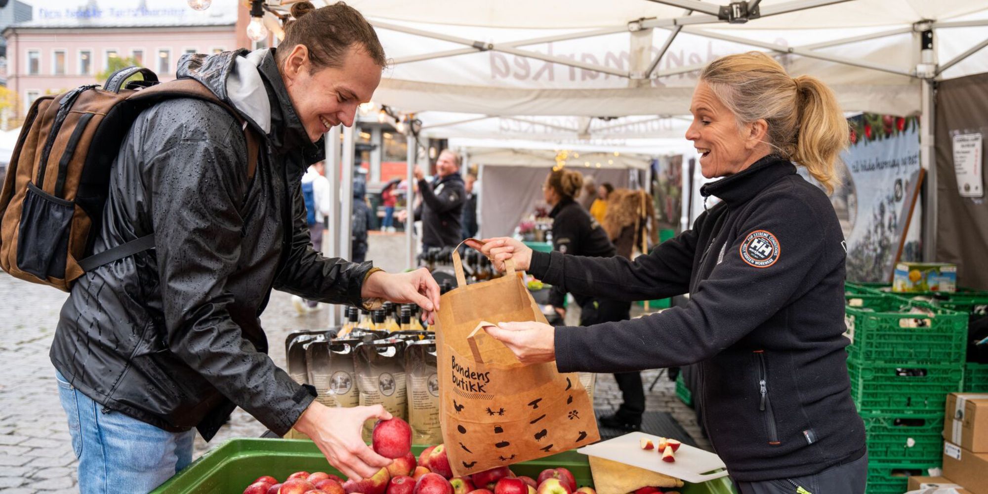 En mann kjøper norske epler på Matstreif matfestival i Oslo