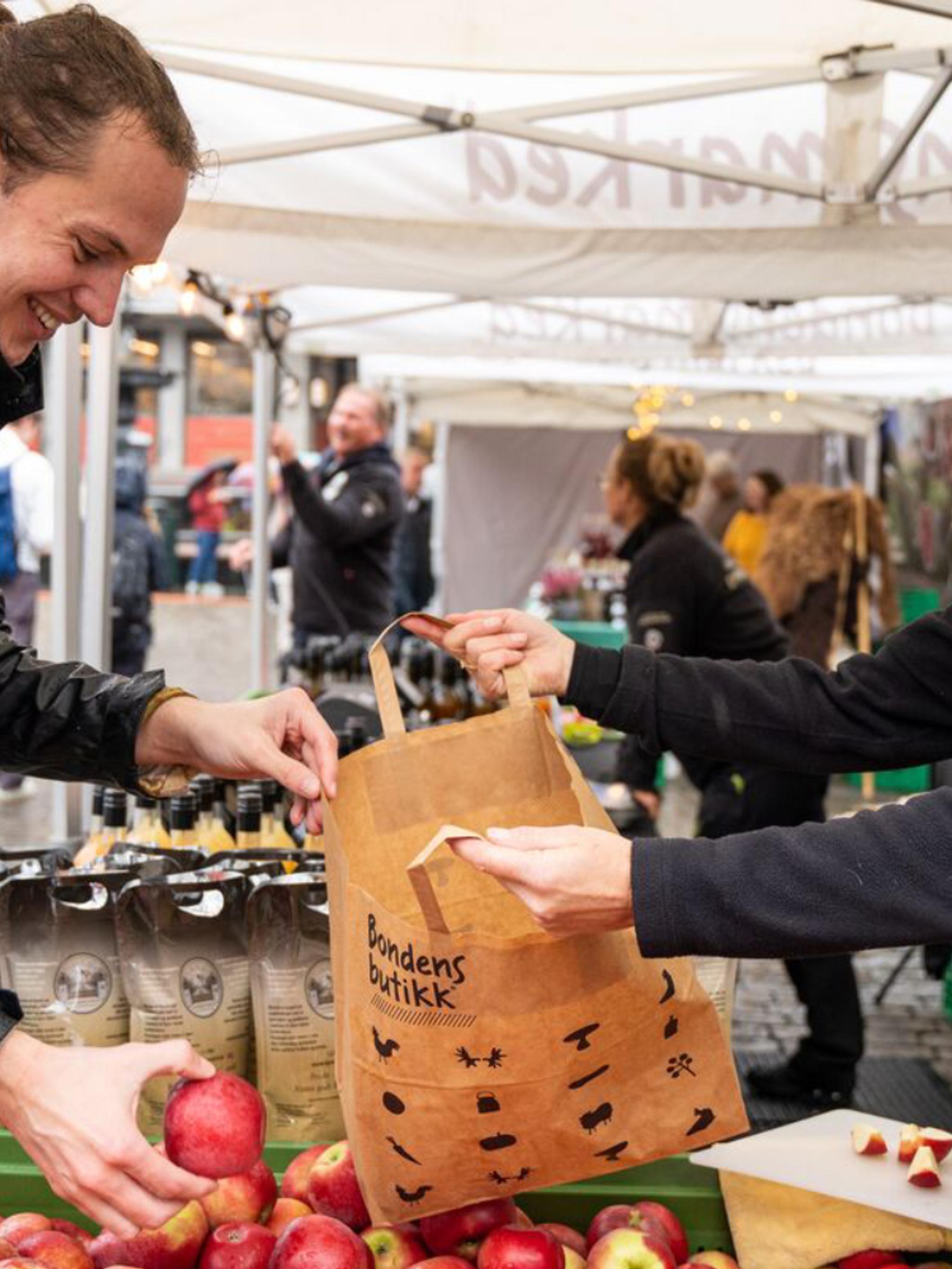 En mann kjøper norske epler på Matstreif matfestival i Oslo