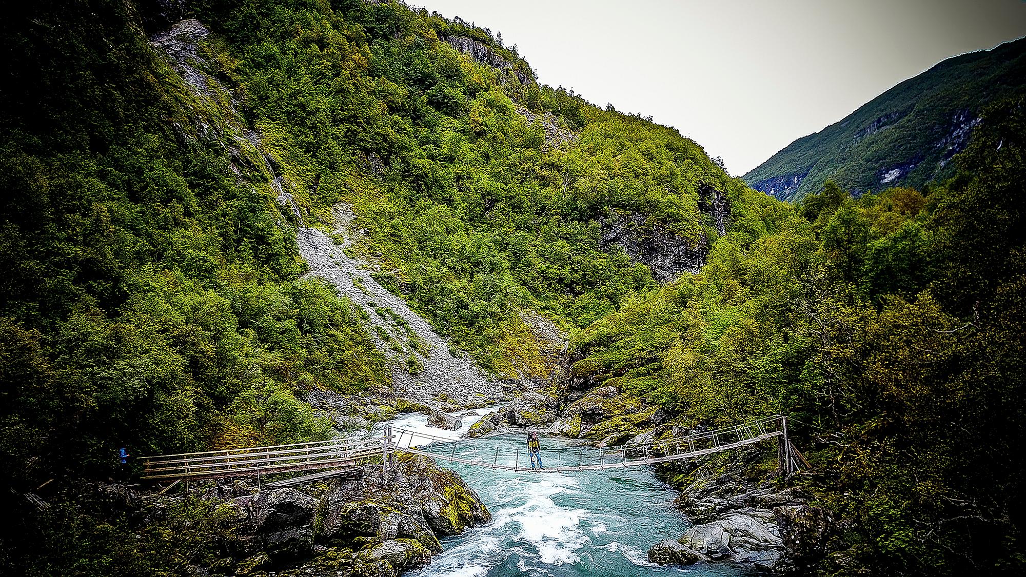 En mann står på en hengebro i Utladalen på Vestlandet