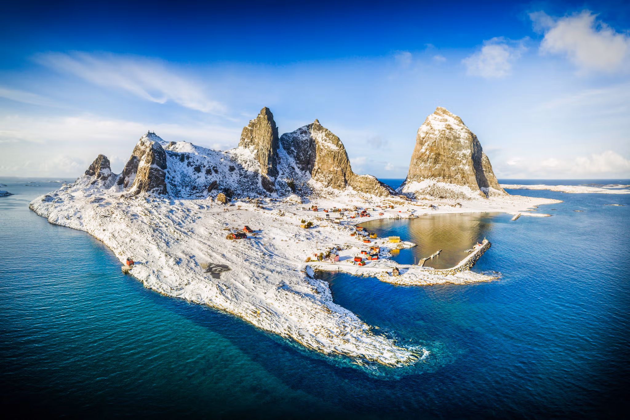 Snø har lagt seg over øya Træna ute i havgapet i Nord-Norge