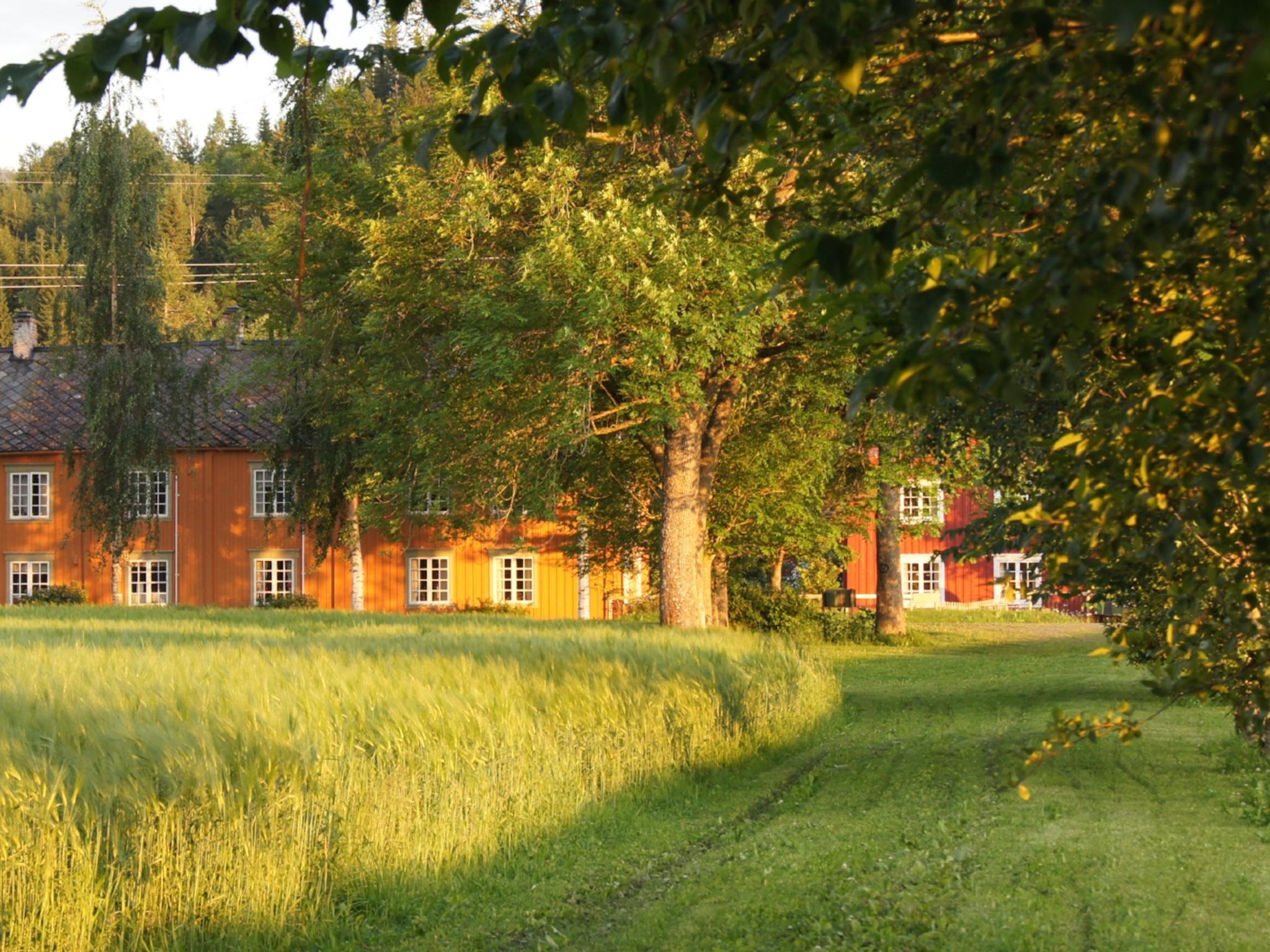 En idyllisk gård med et stort gårdshus hvor du kan overnatte med HANEN
