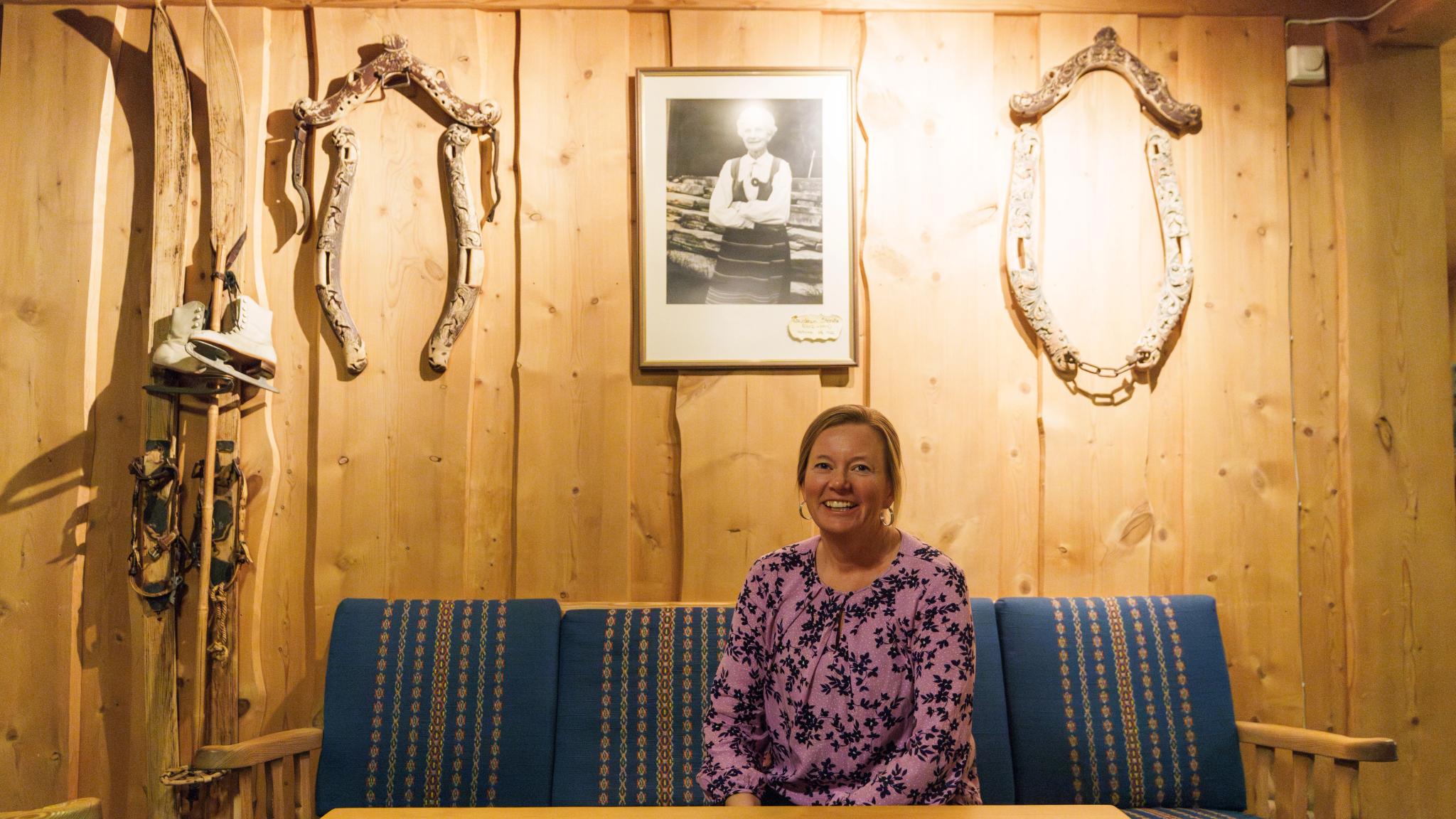 En kvinne med et bilde av en eldre kvinne på Bessheim Fjellstue