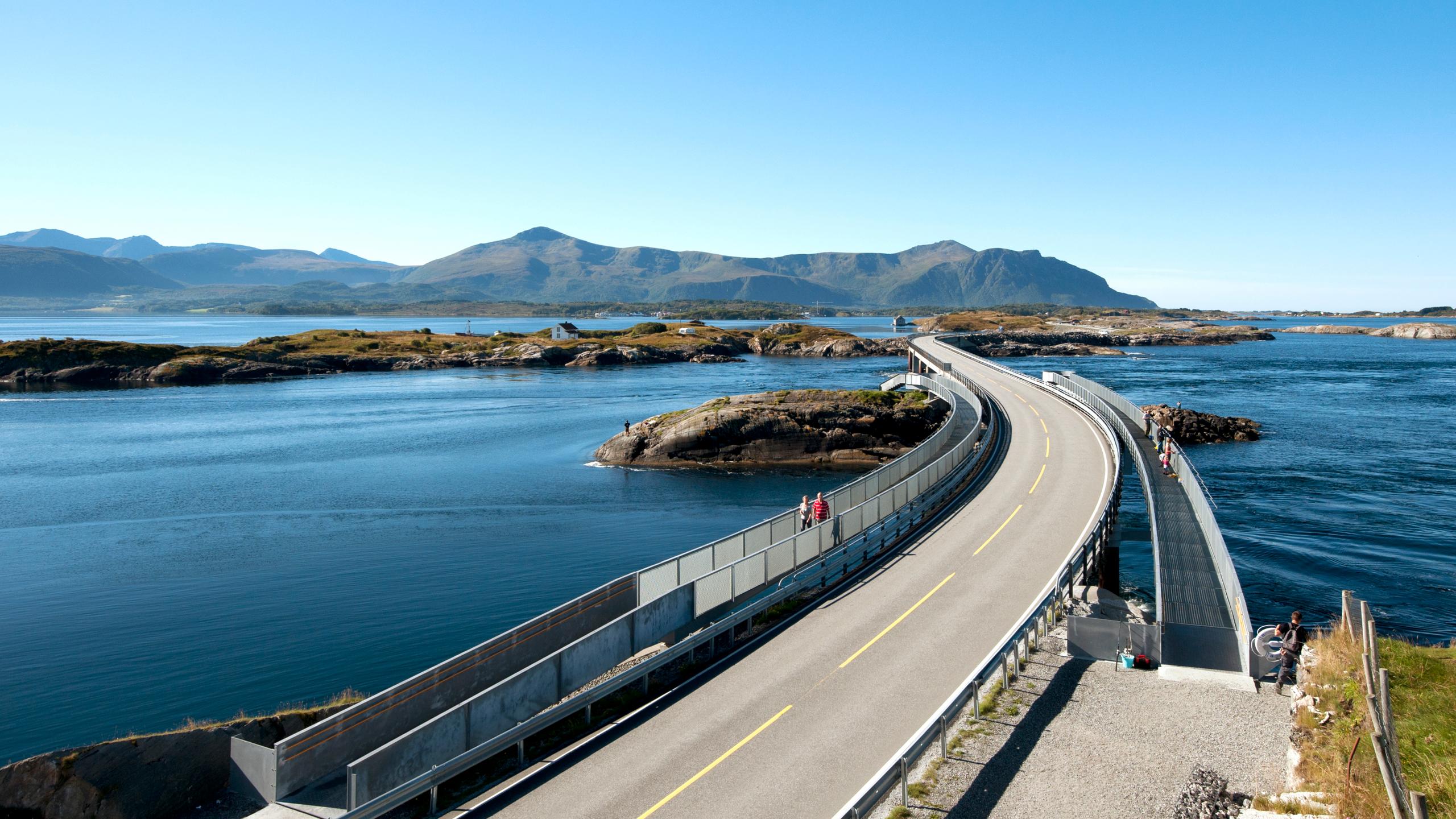 Myrbærholmbrua at the Atlanterhavsvegen road