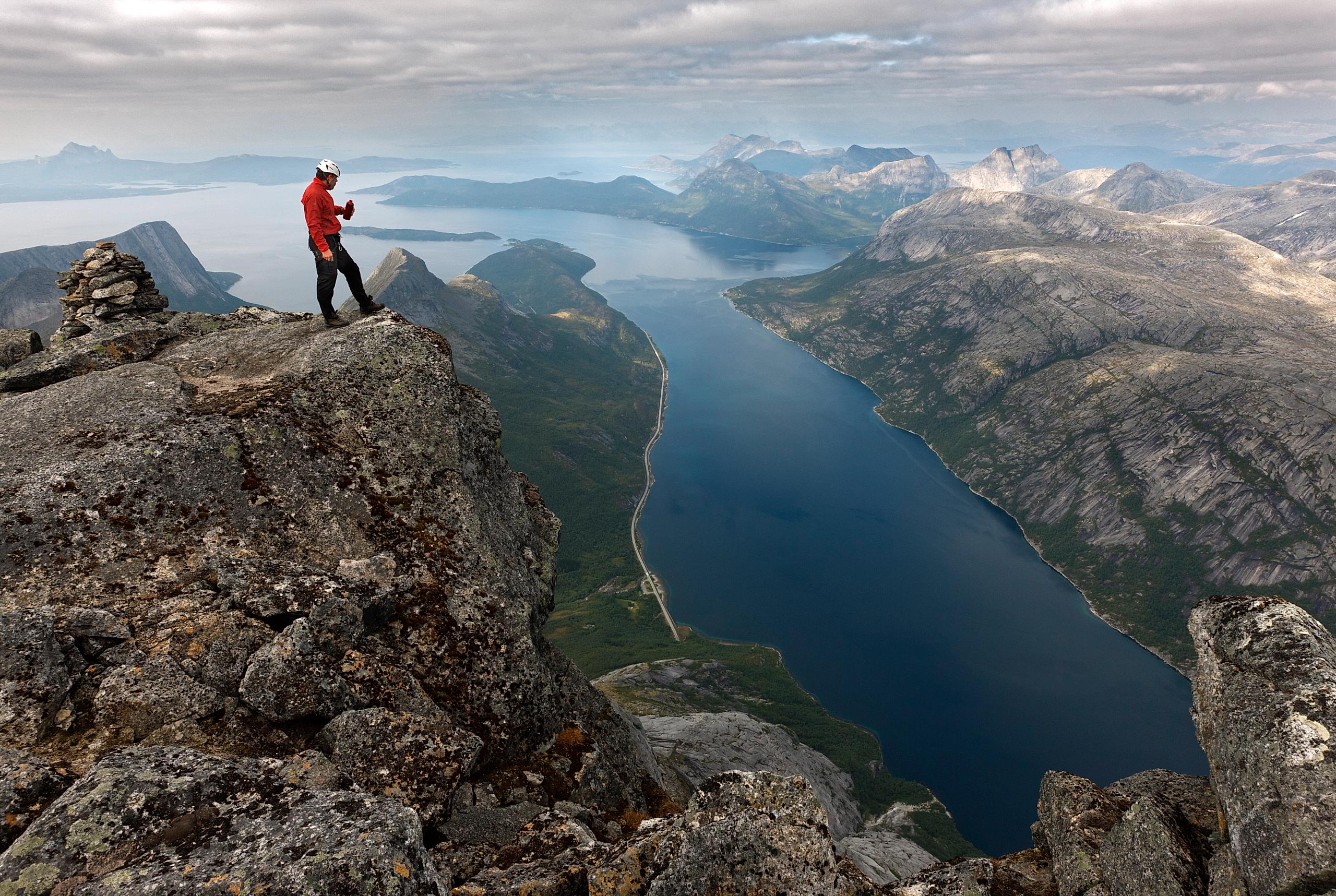 En person nyter utsikten fra toppen av Stetinden i Narvik, Nord-Norge