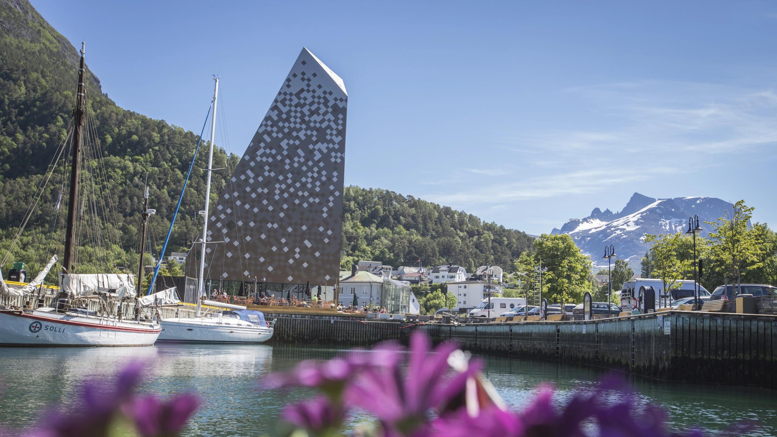 Norsk Tindesenter i havna i Åndalsnes i Nordvest på Vestlandet