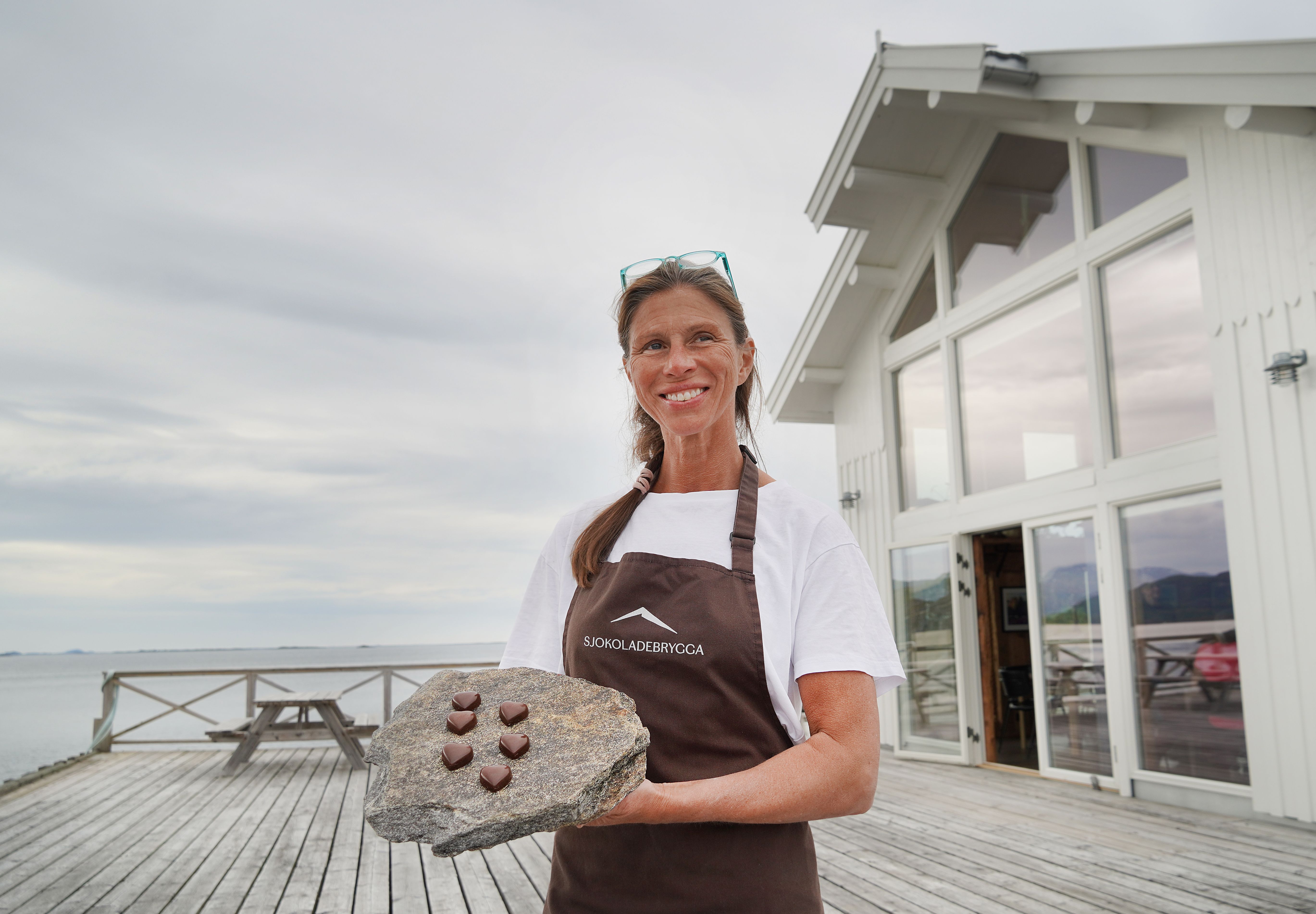 A woman and chocolatier at Sjokoladebrygga at Dønna