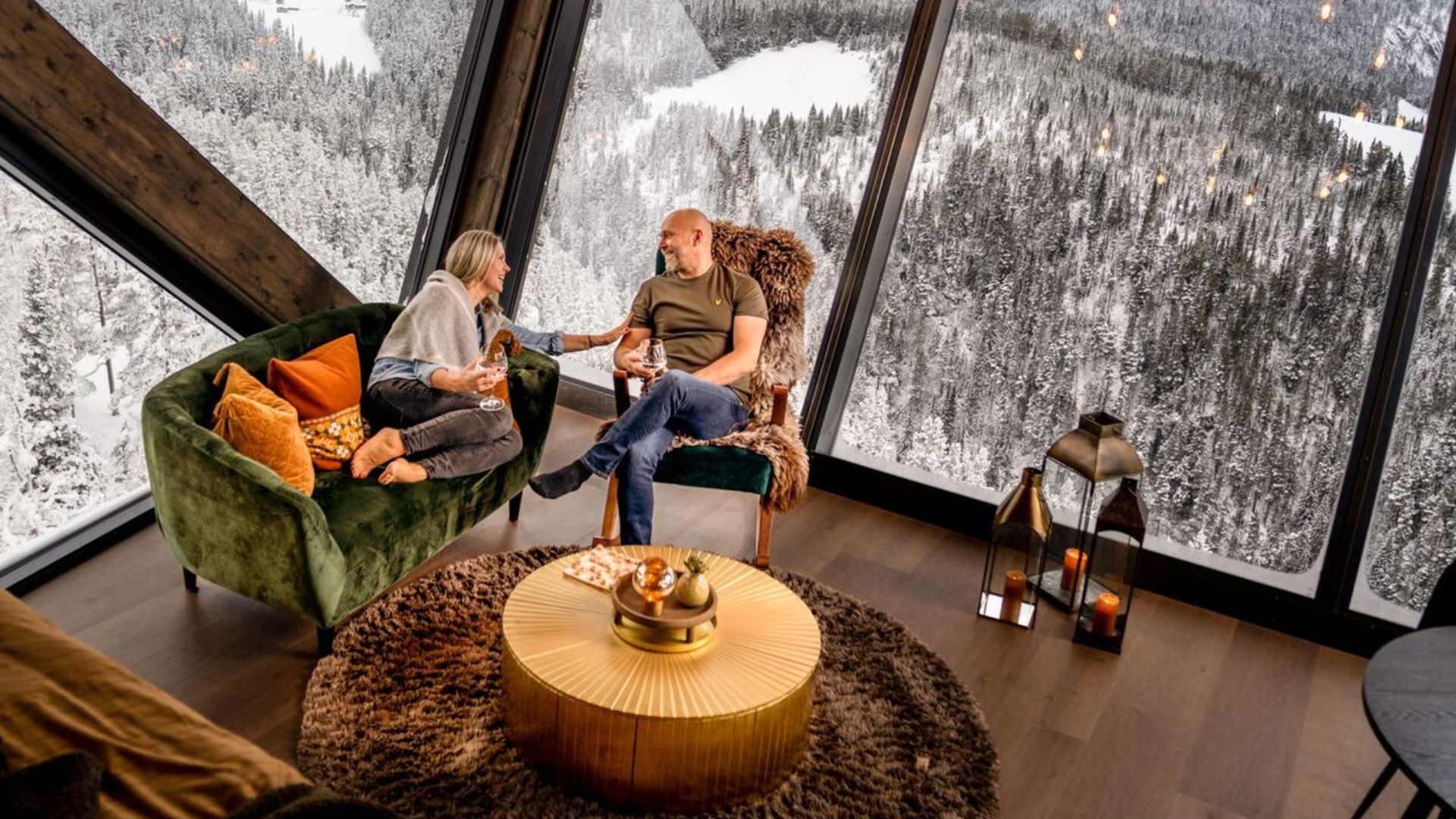 To folk sitter i en sofa på Eagle Nest Eco Lodge på Østlandet