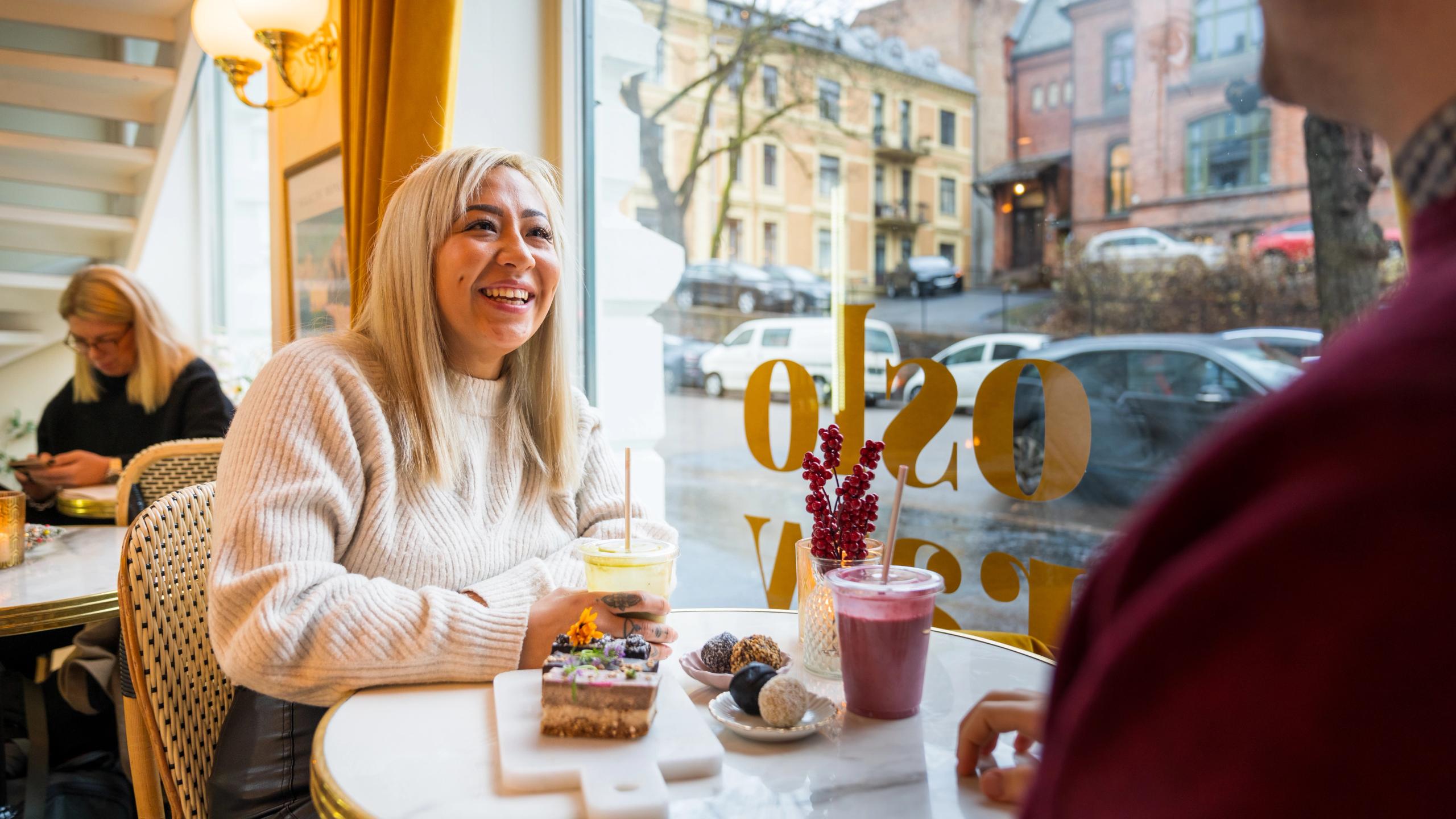 En kvinne på kafe i Oslo