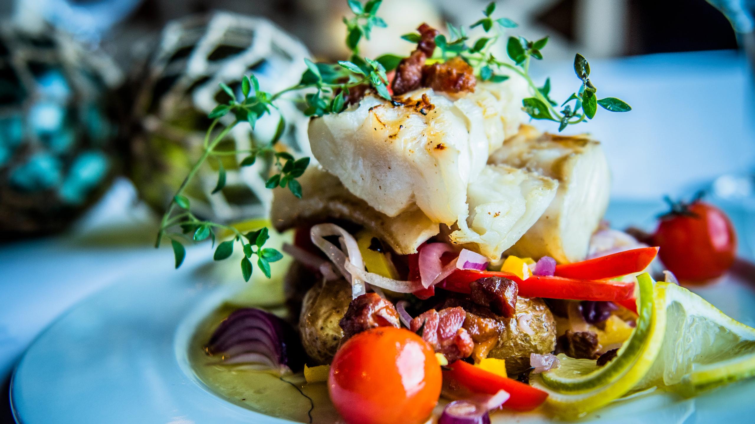 Skrei og grønnsaker på en tallerken i Nord-Norge