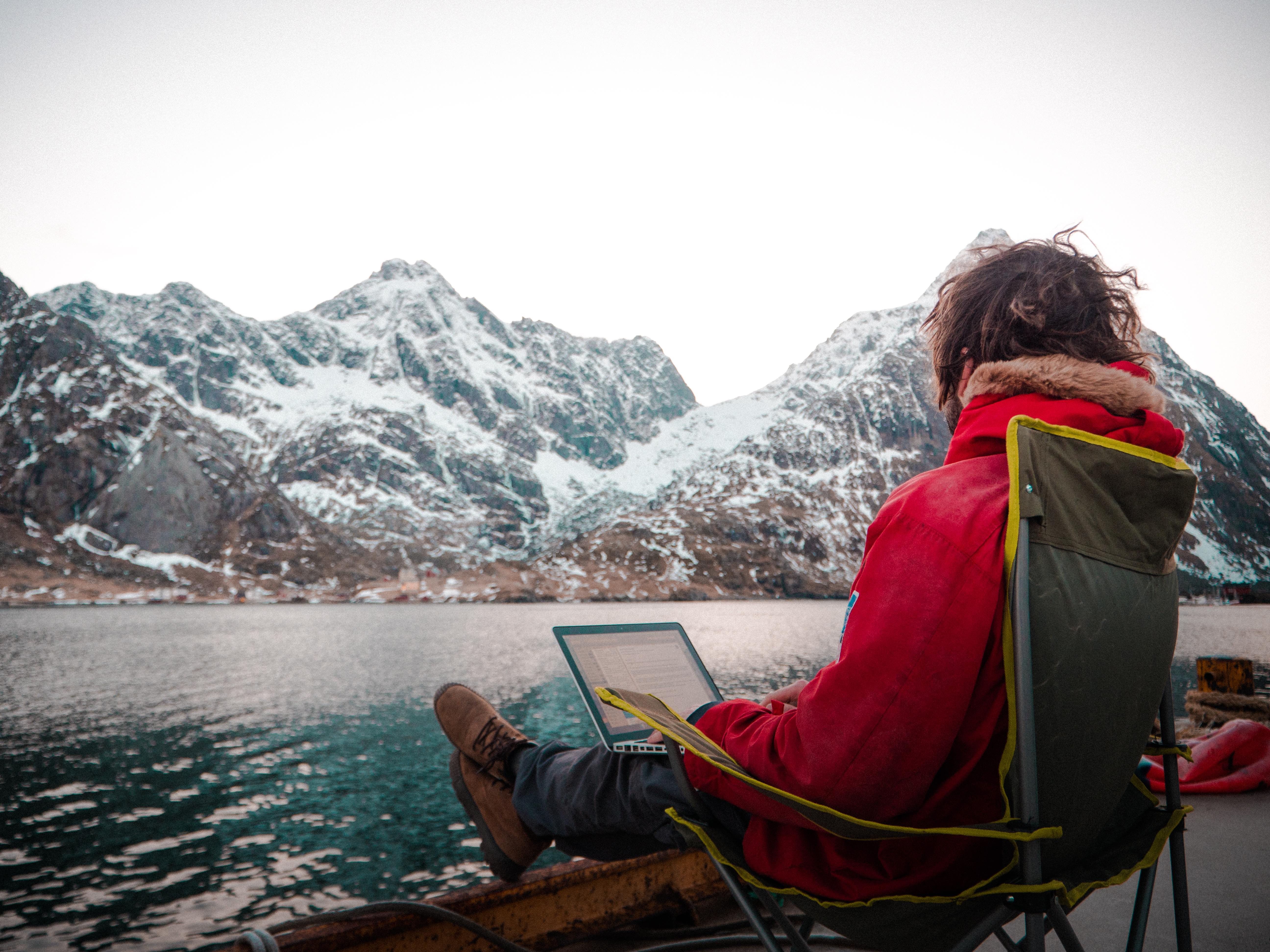 En mann jobber utendørs på Arctic Coworking Lodge i Lofoten, Nord-Norge