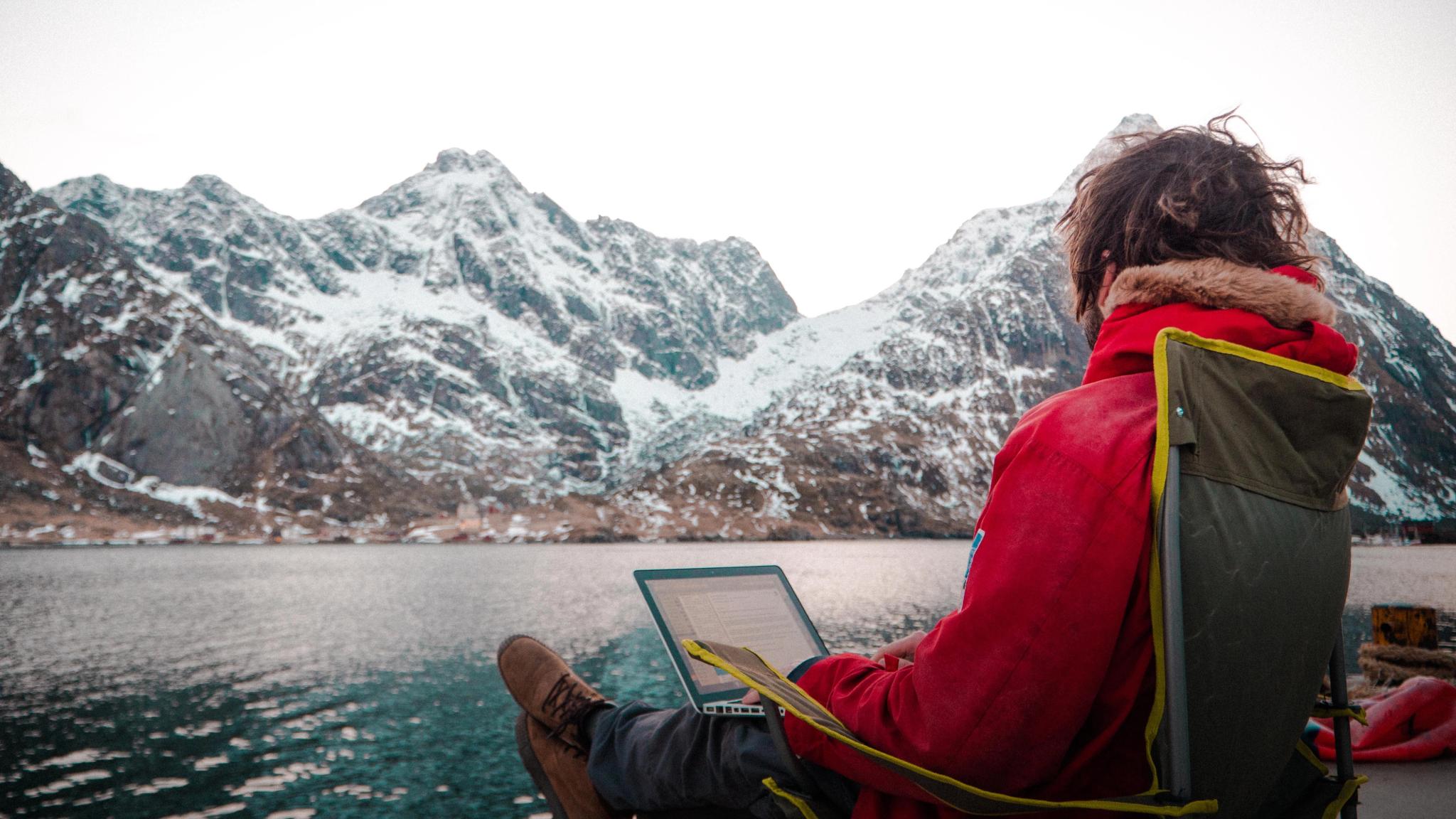 En mann jobber utendørs på Arctic Coworking Lodge i Lofoten, Nord-Norge