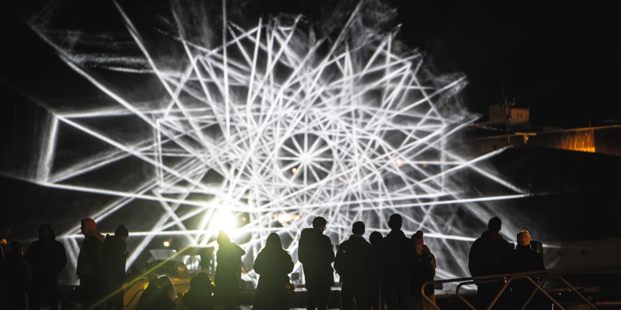 Folk ser på en lysinstallasjon på Fjord Oslo lyskunstfestival