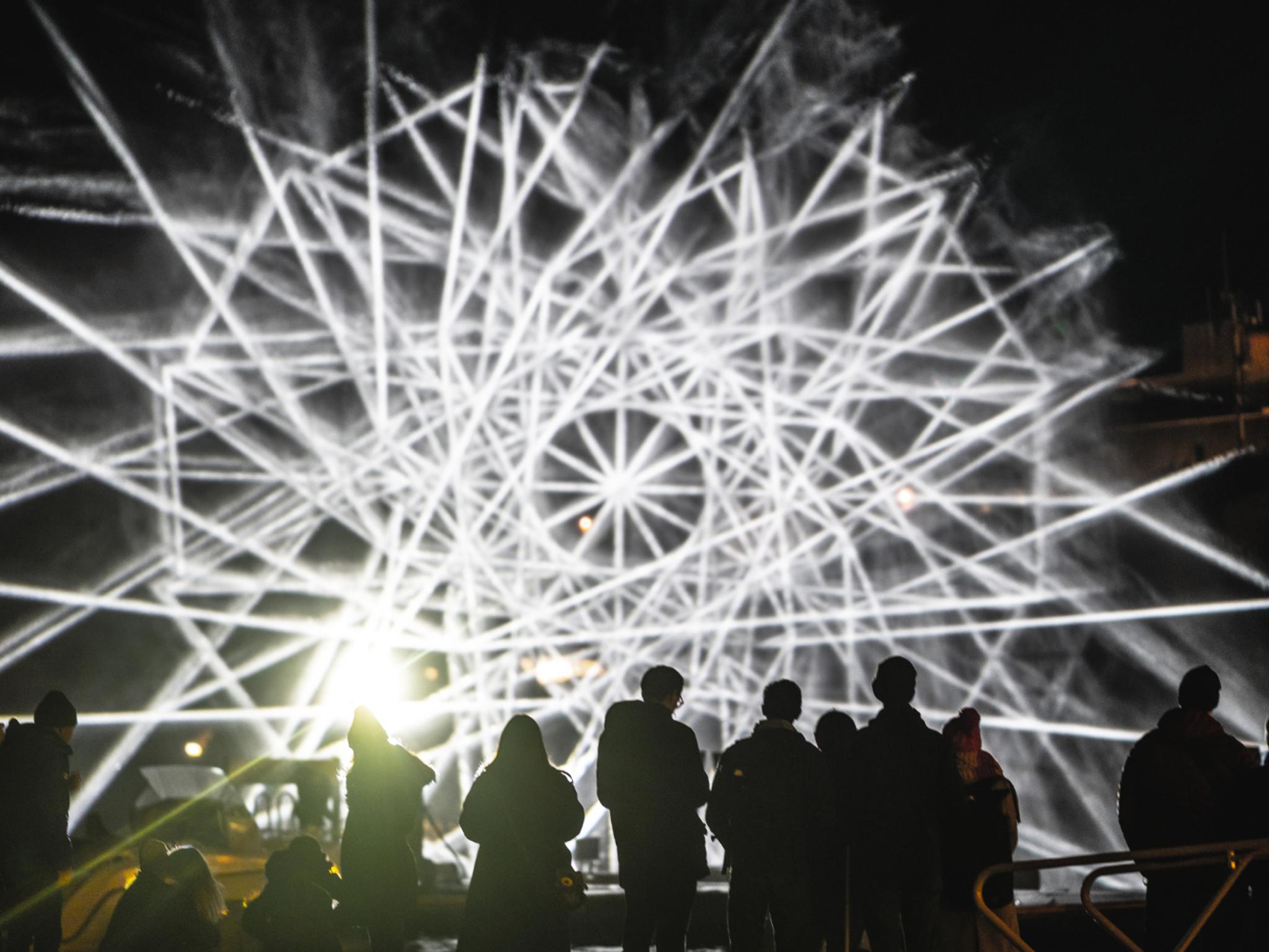 Folk ser på en lysinstallasjon på Fjord Oslo lyskunstfestival