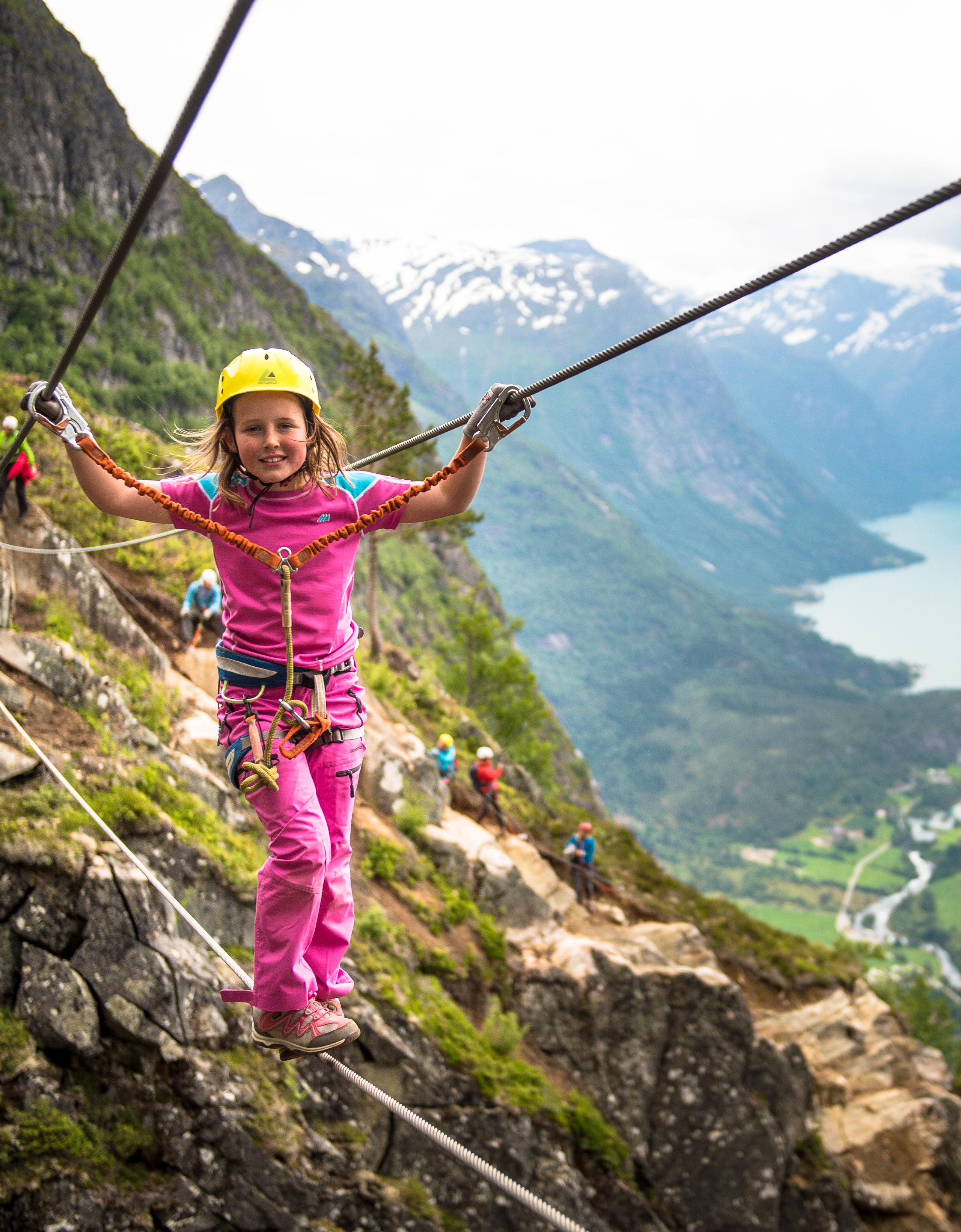 En ung jente i Via Ferrata, Loen