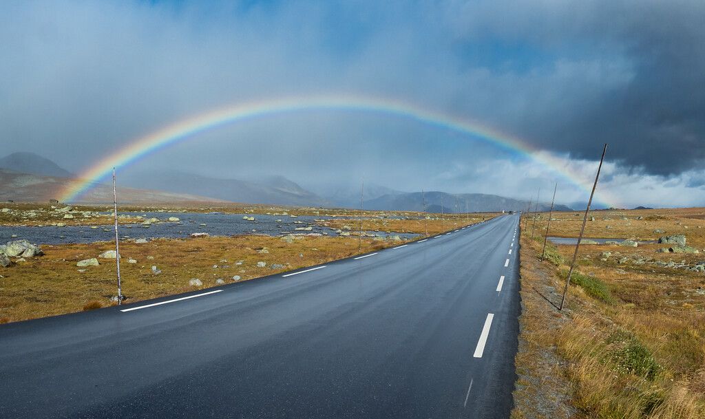 Regnbue over Nasjonal turistveg Valdresflye på Østlandet
