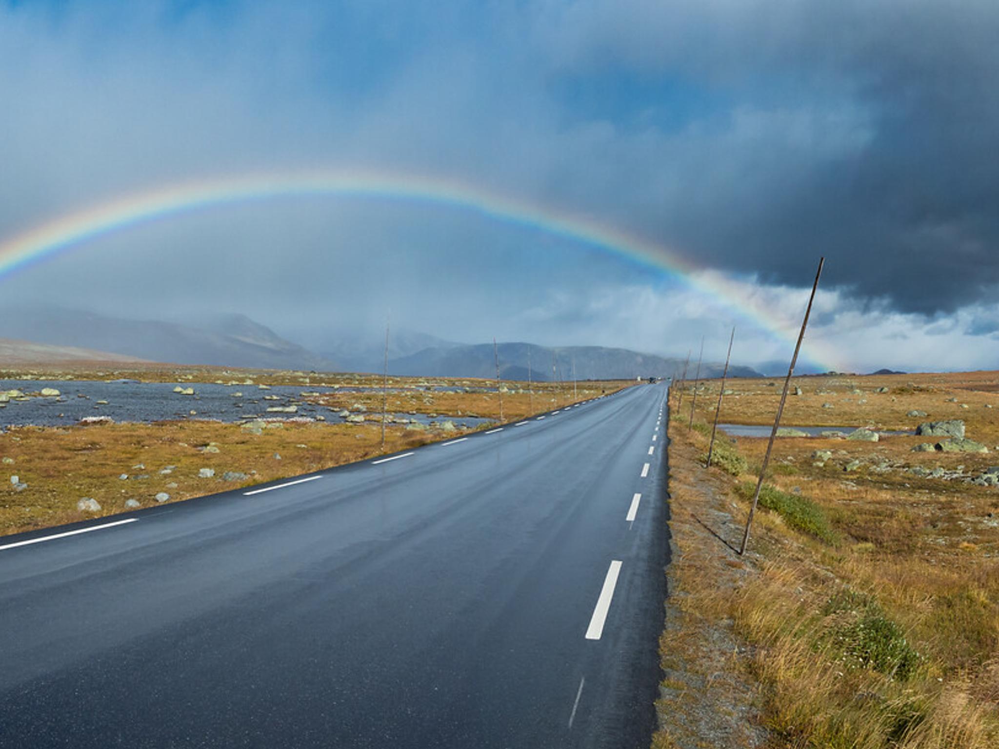 Regnbue over Nasjonal turistveg Valdresflye på Østlandet