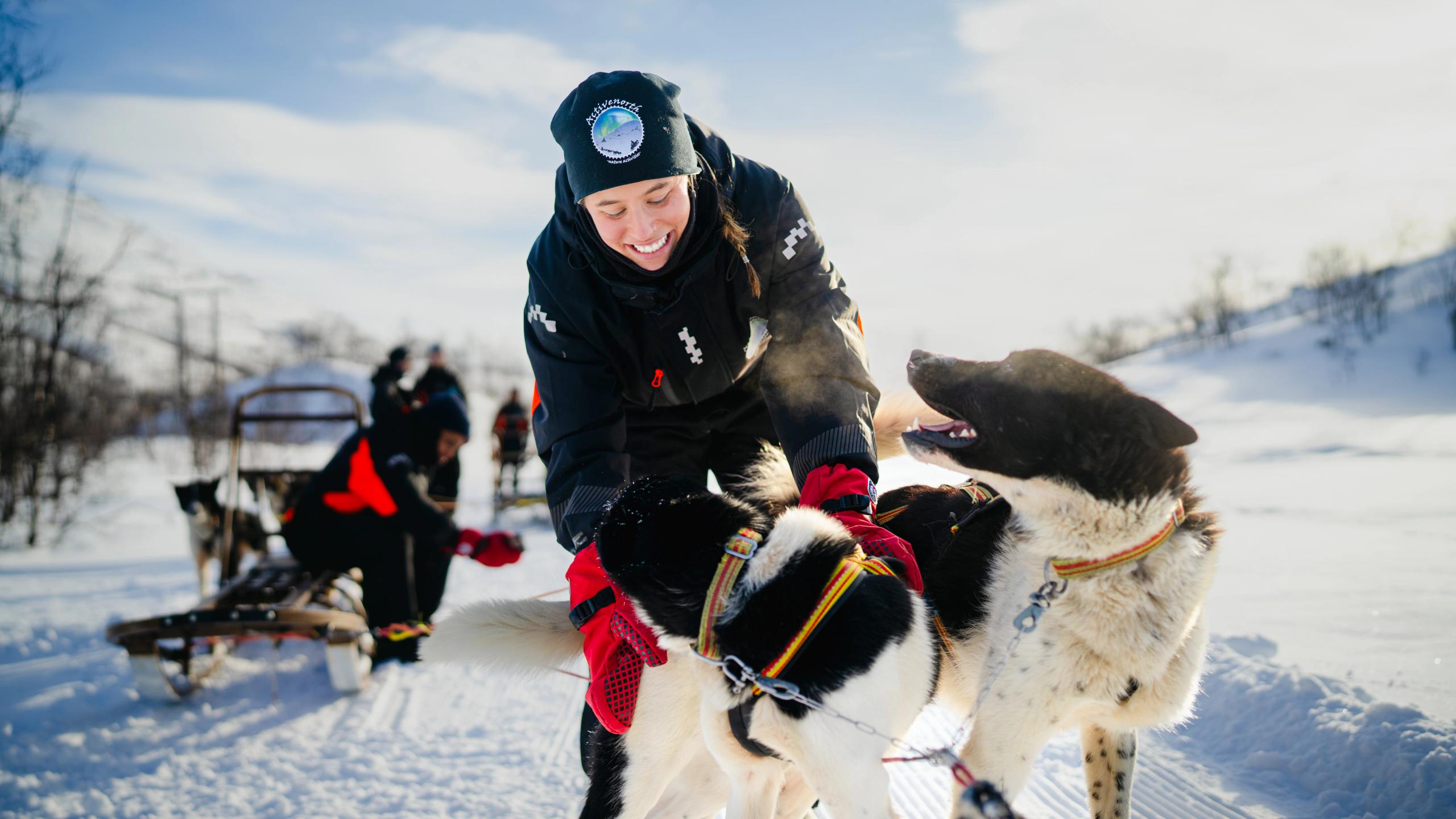 En kvinne koser med en hund.