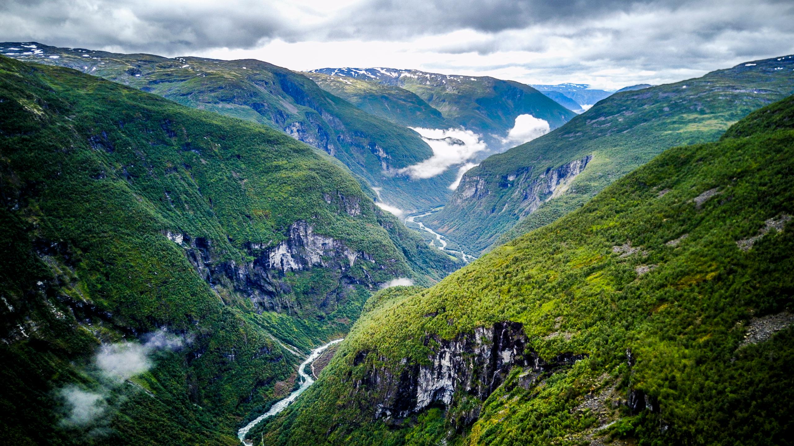 Utladalen med grønn natur og elv i midten