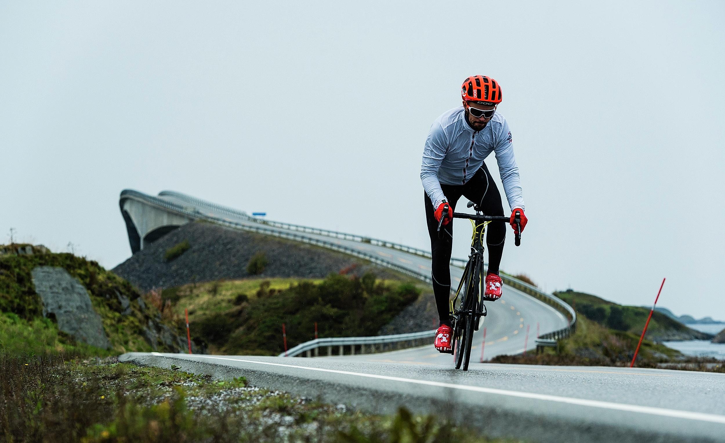 Ein Rennradfahrer auf Atlanterhavsvegen in Fjord Norwegen