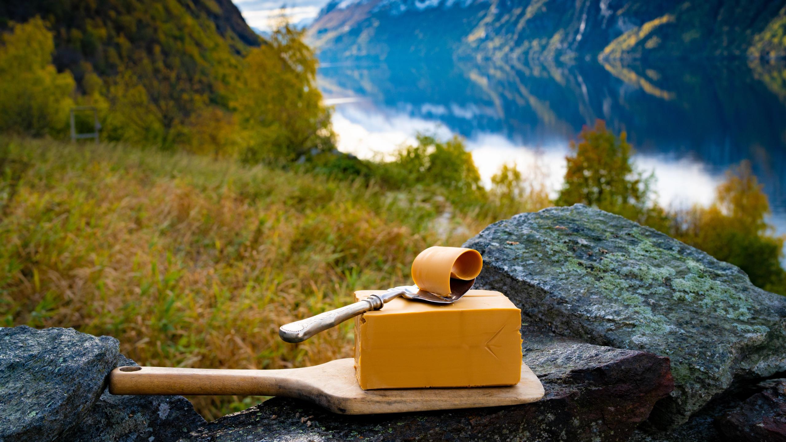 Norsk brunost, med fjell og fjorder i bakgrunnen