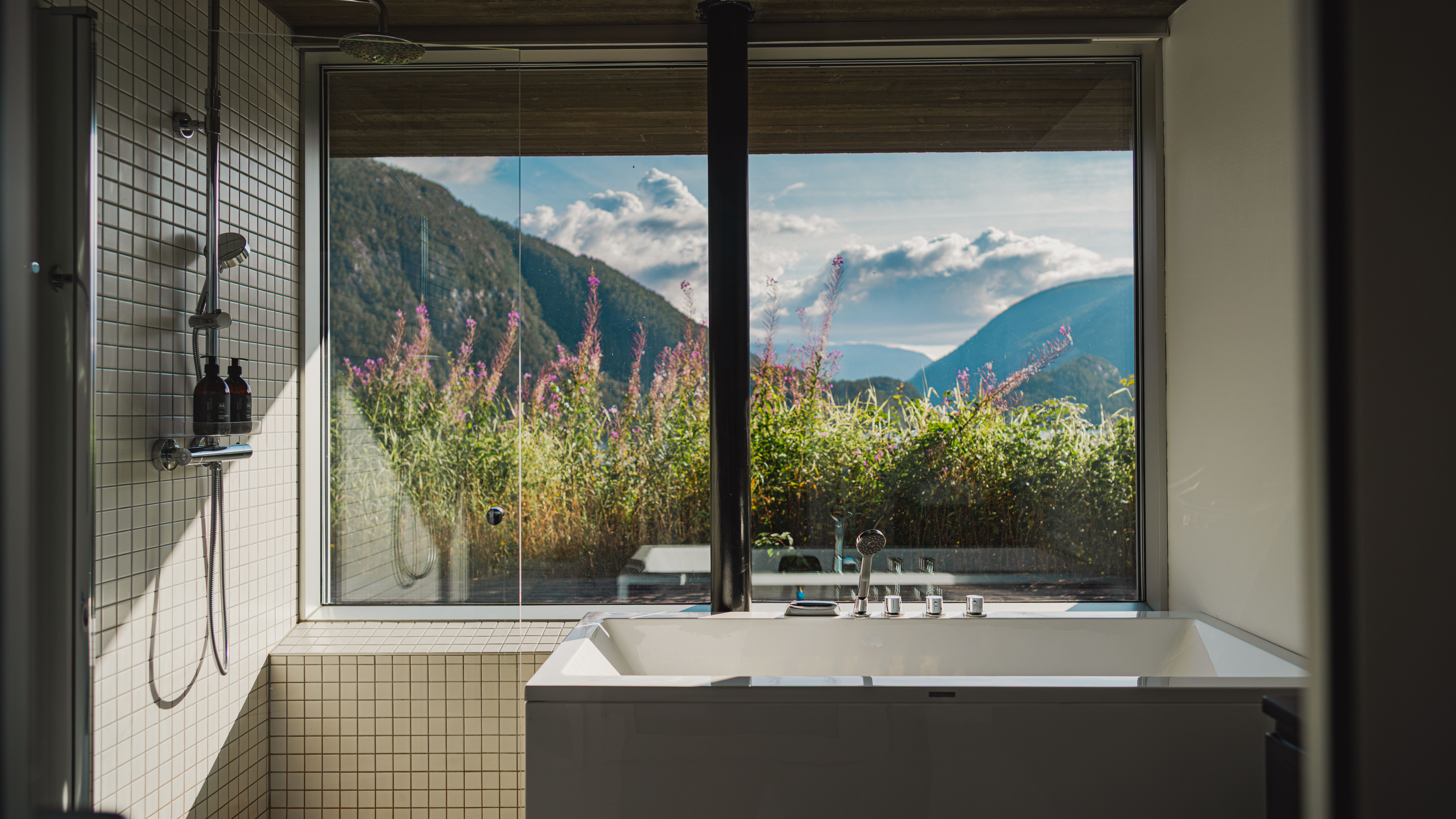 A bathroom with a view, in a suite at Energihotellet.