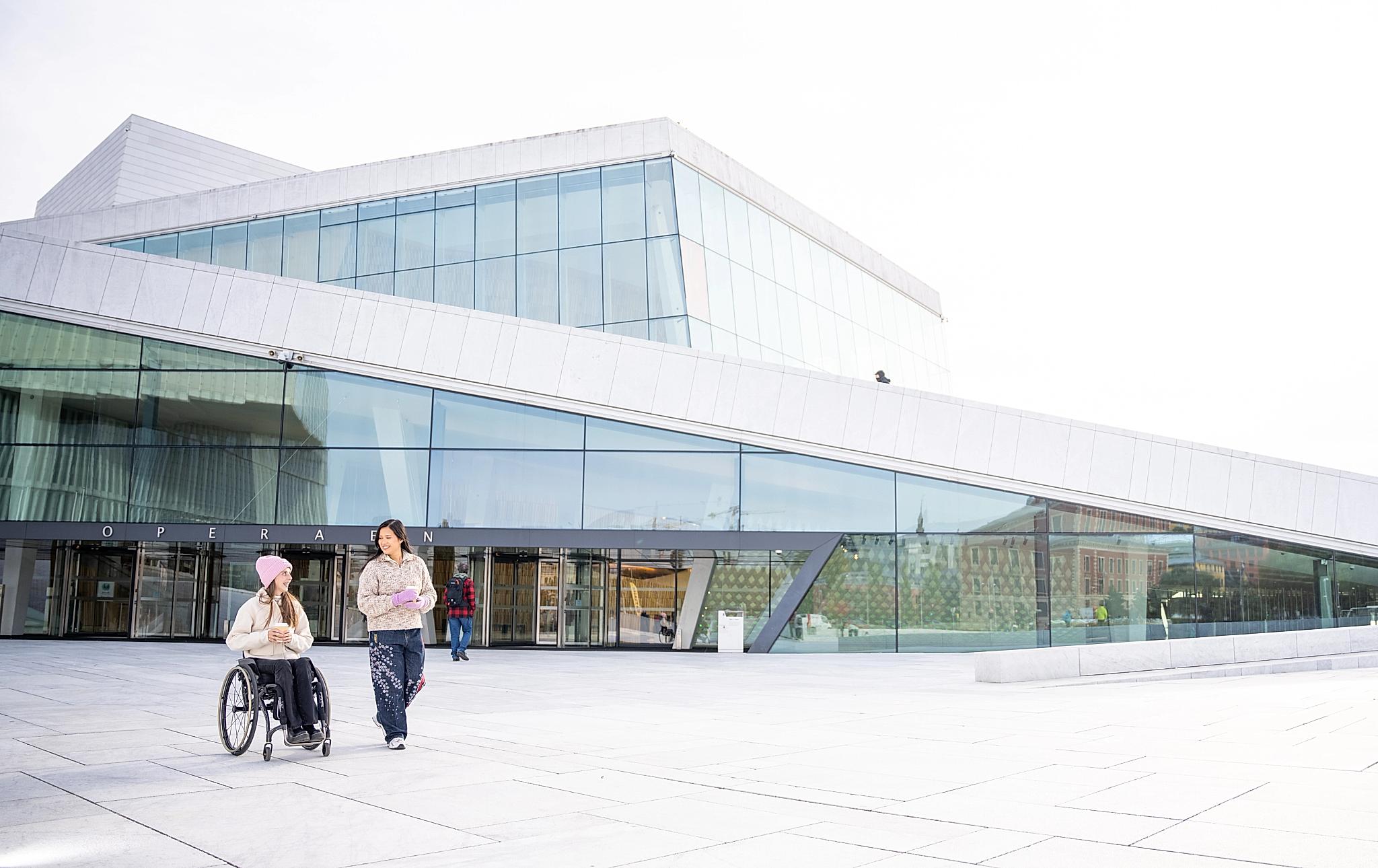 To kvinner utenfor Operahuset i Oslo