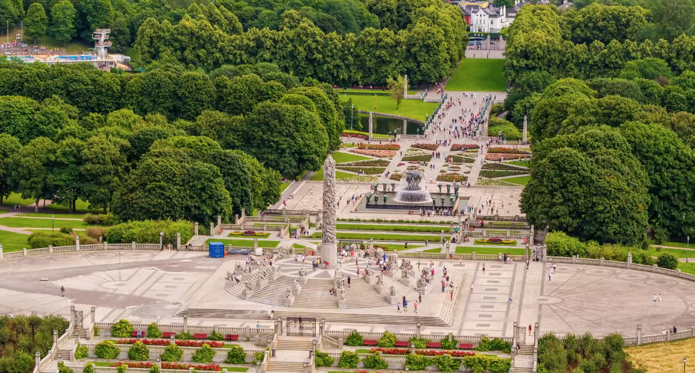 Skulpturene i Vigelandsanlegget i Vigelandsparken i Oslo sett ovenfra