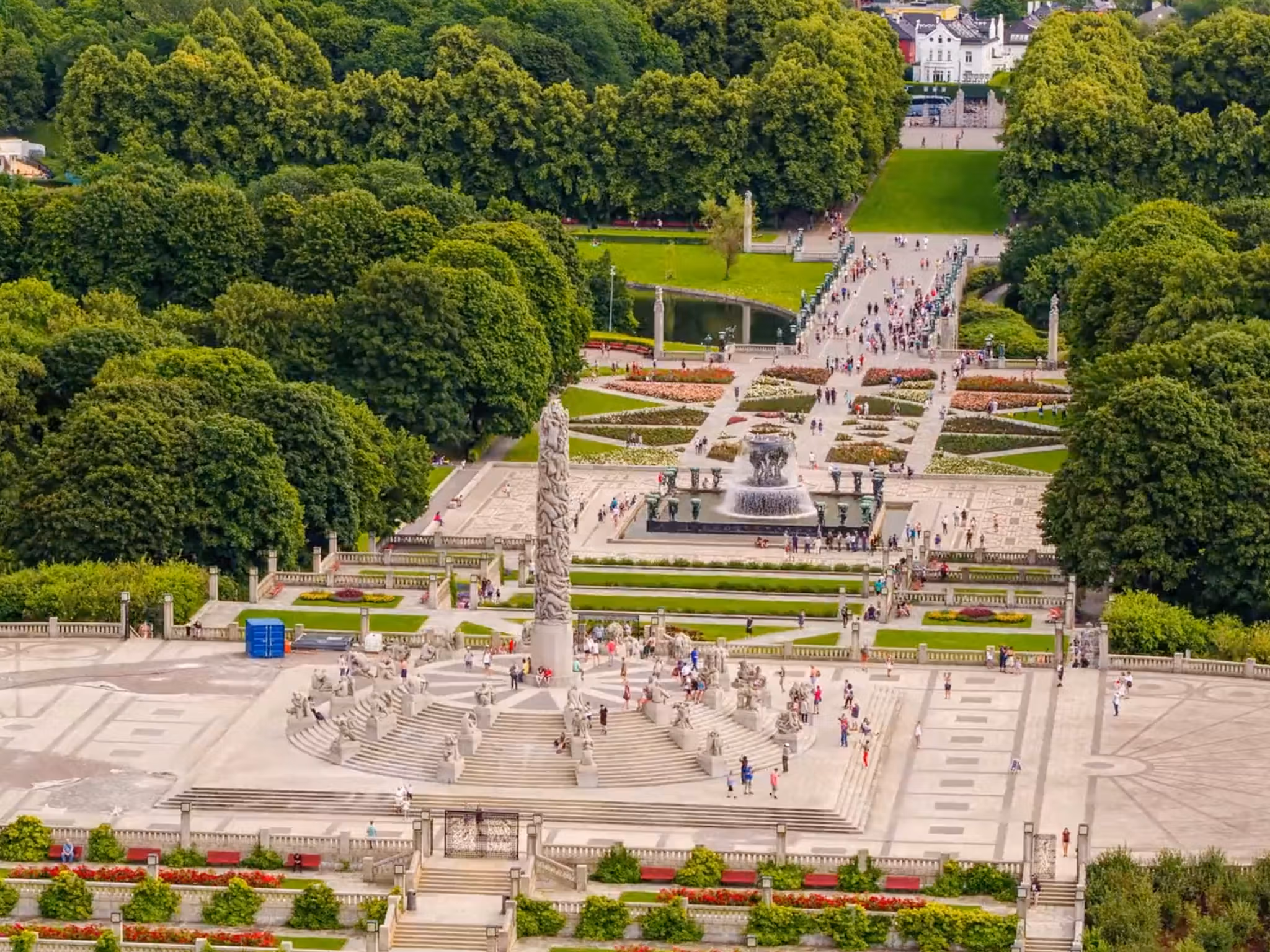 Skulpturene i Vigelandsanlegget i Vigelandsparken i Oslo sett ovenfra