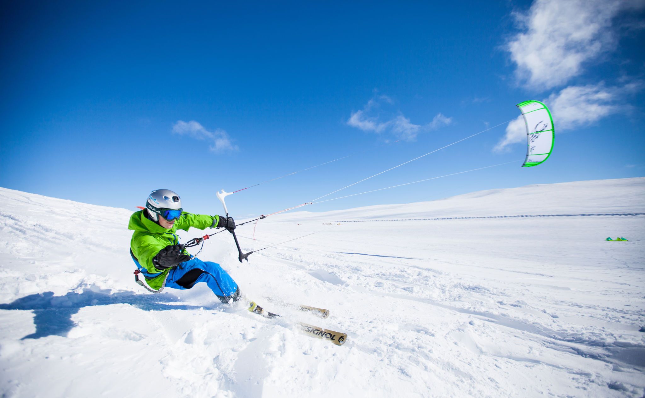 En person kiter på snøen på Valdresflye i Valdres, Østlandet