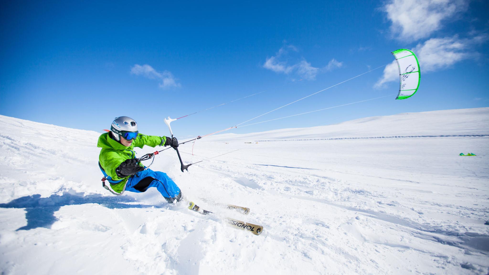 En person kiter på snøen på Valdresflye i Valdres, Østlandet