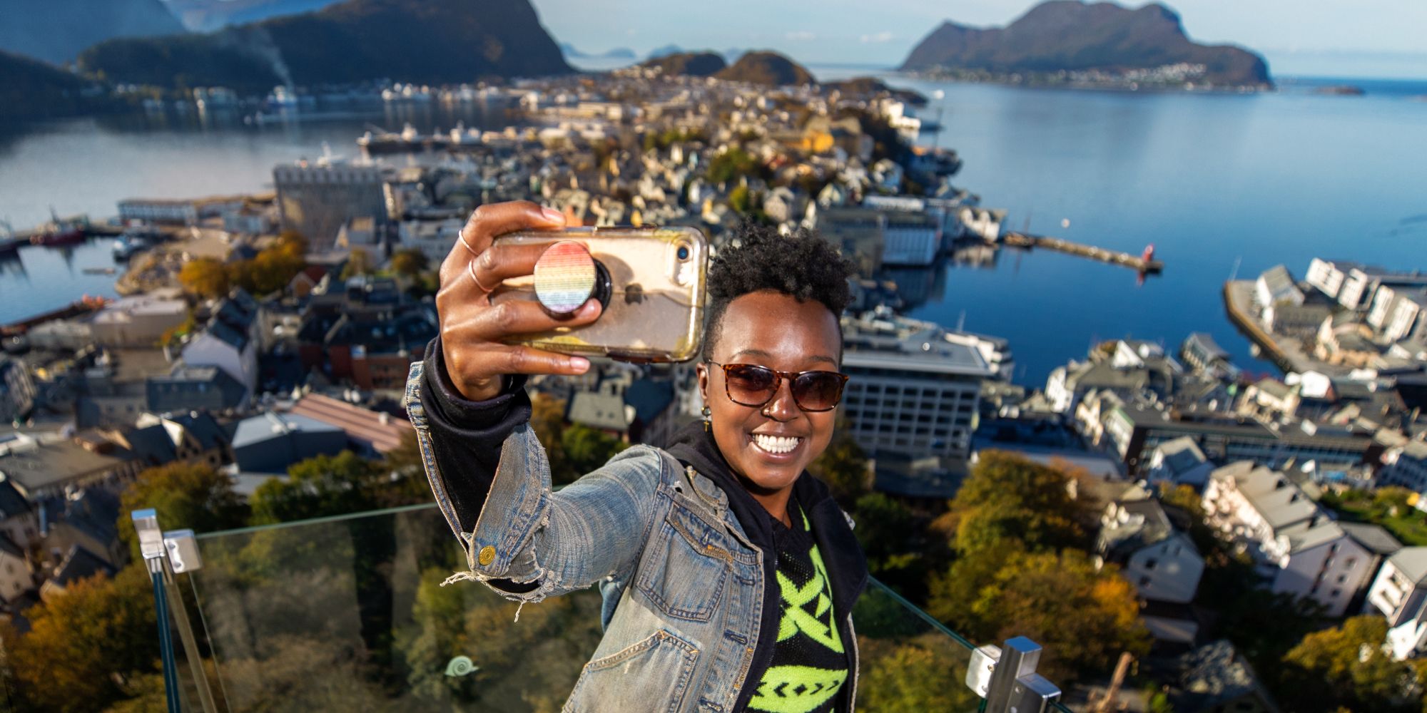 En kvinne tar en selfie i Aksla i Ålesund