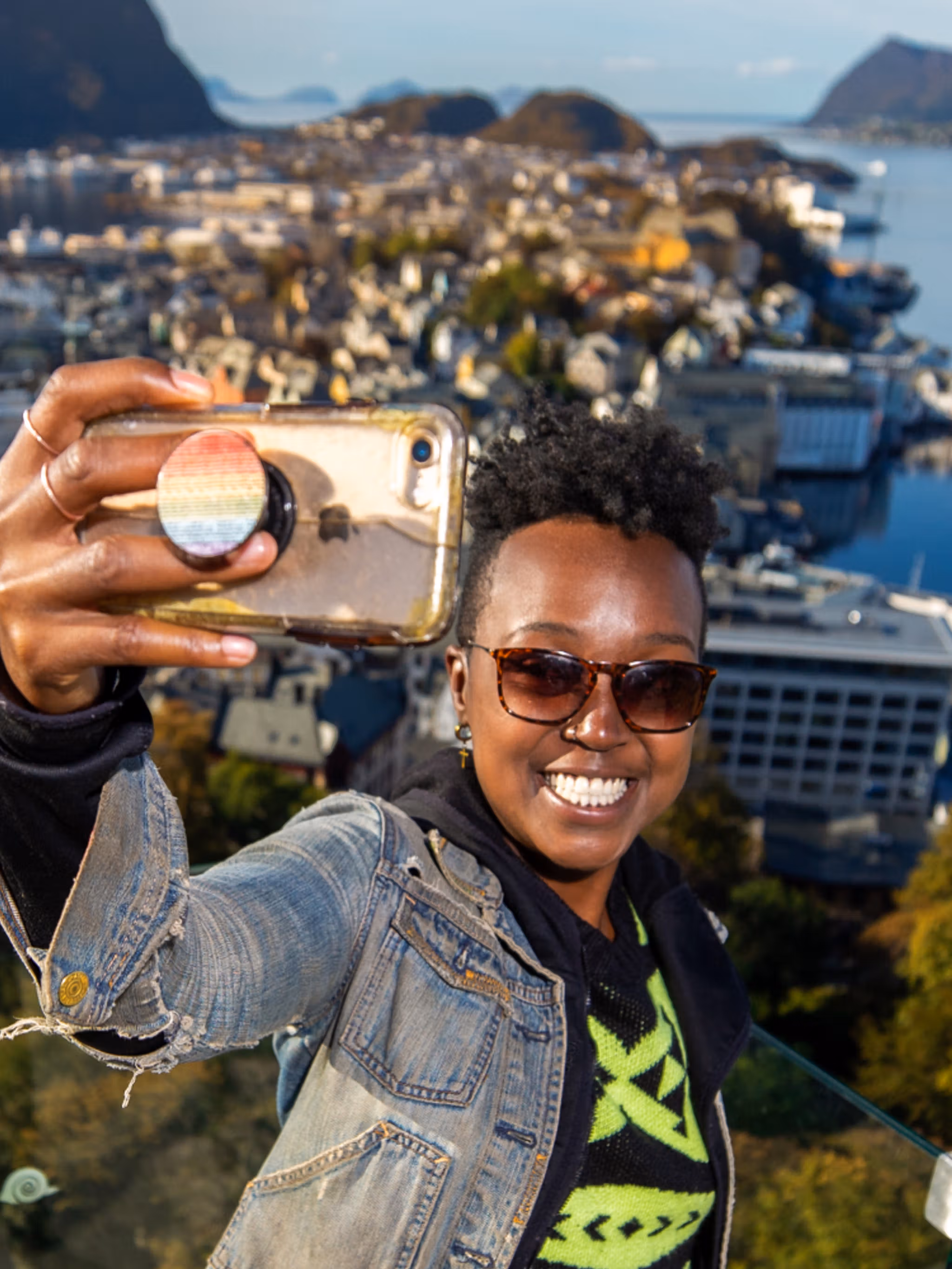 En kvinne tar en selfie i Aksla i Ålesund