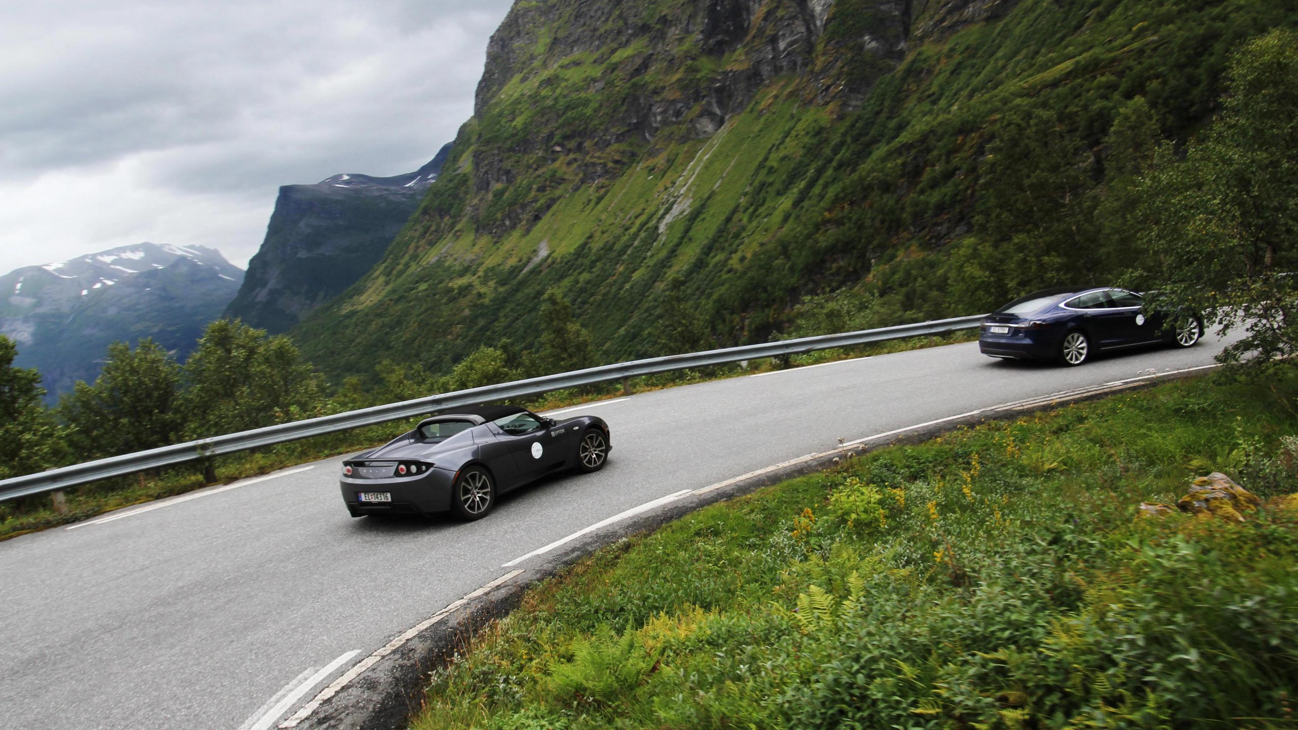 Two electric cars on the road in Geiranger.