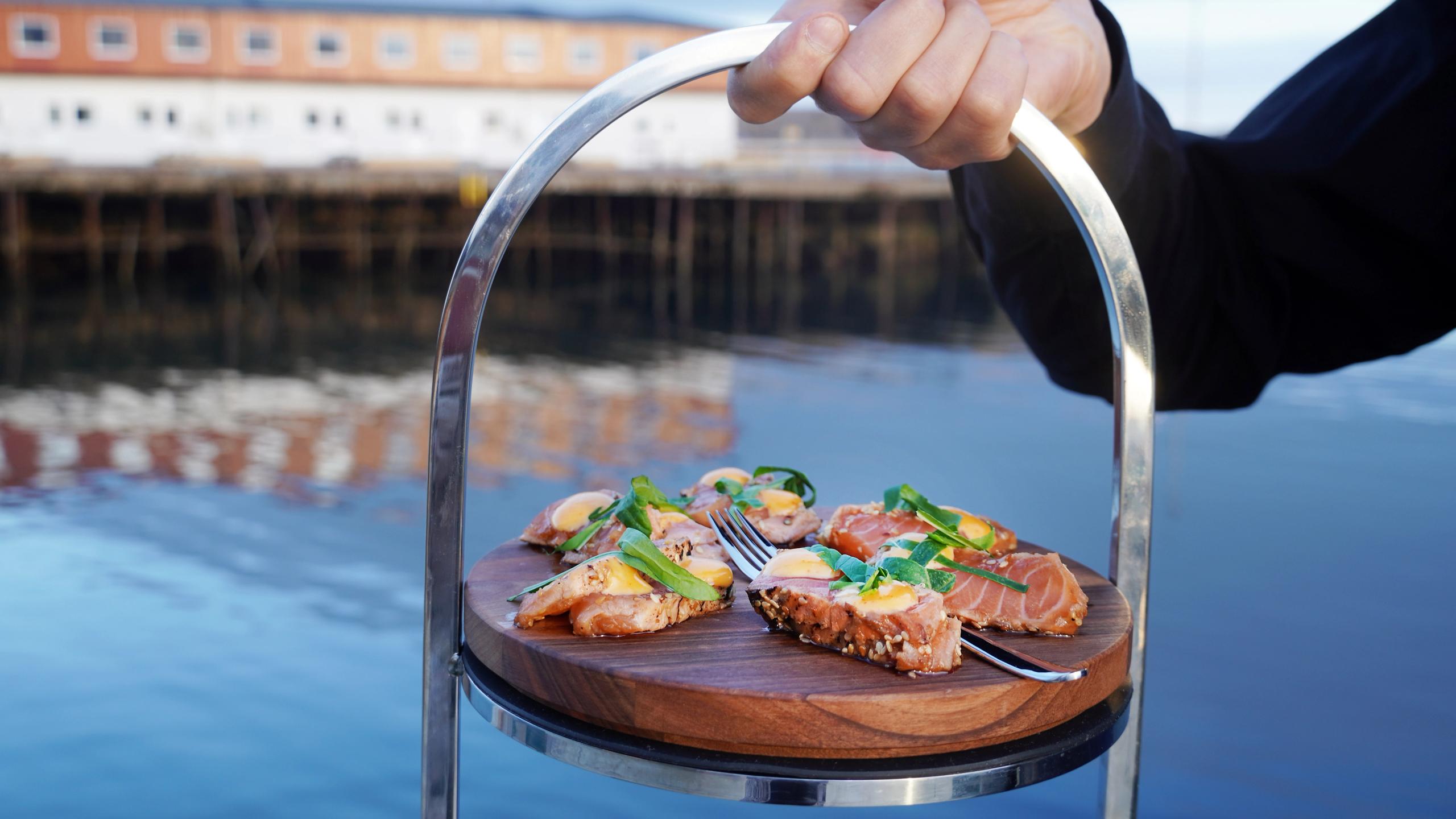 Laks på et fat med havet i bakgrunnen