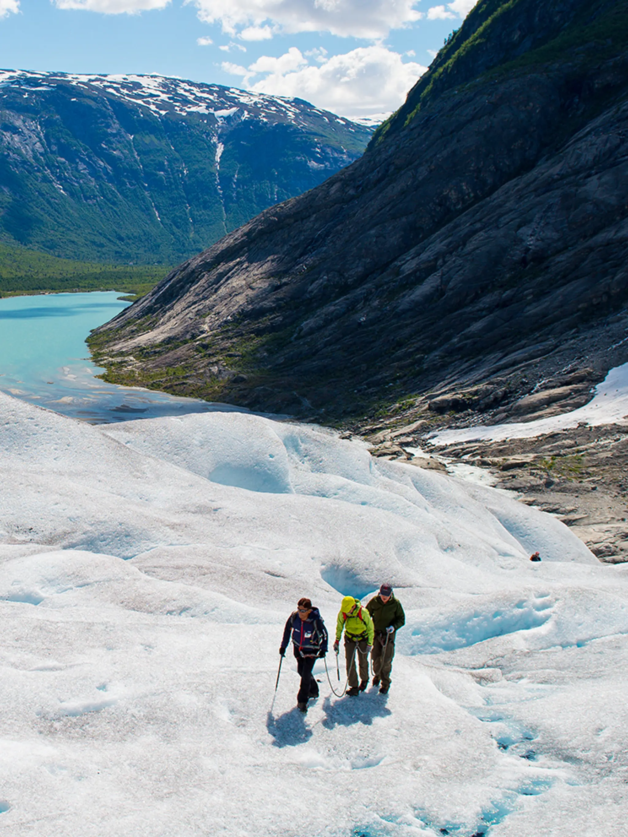 Tre personer går på brevandring på isbreen Nigardsbreen på Vestlandet
