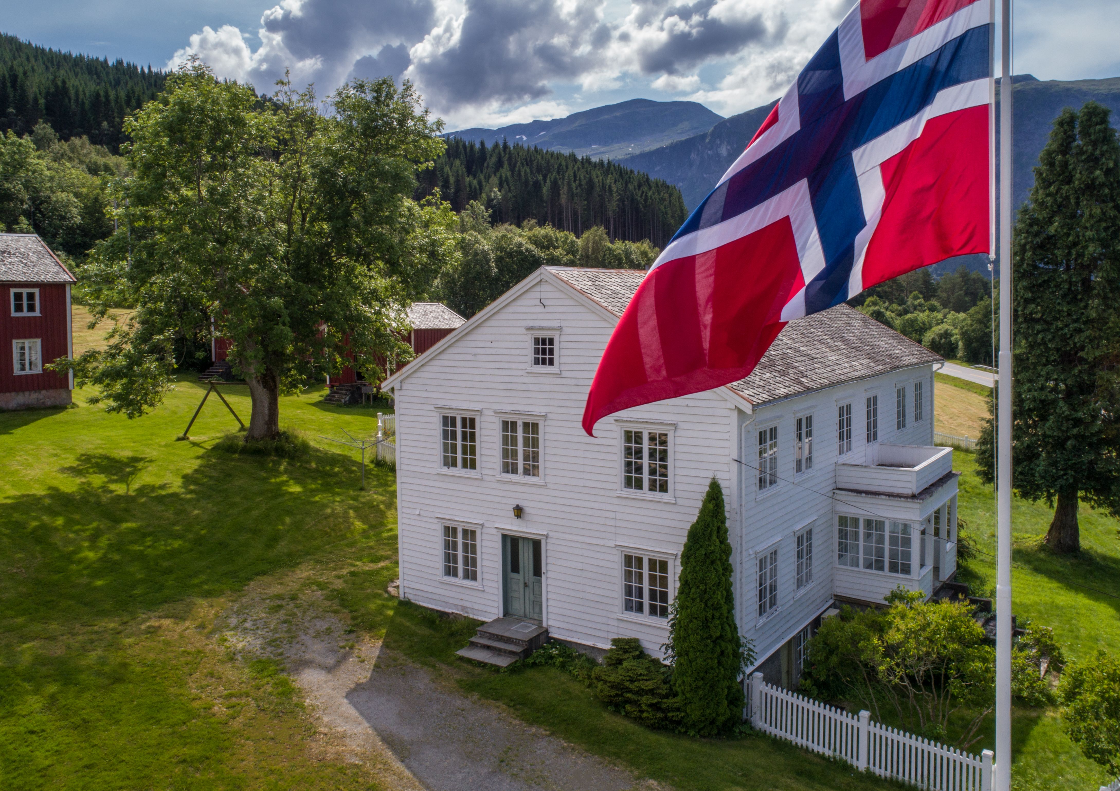 A white house at Nesset Prestegard in Eidsvåg 