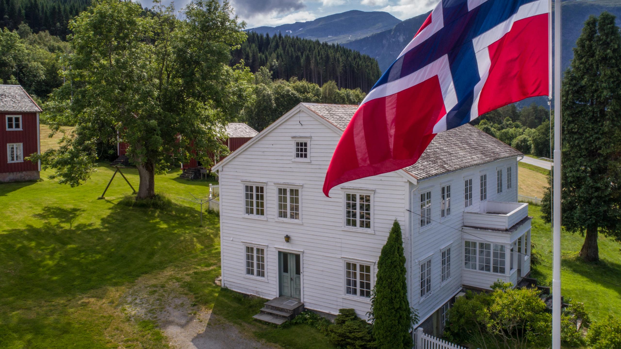 A white house at Nesset Prestegard in Eidsvåg