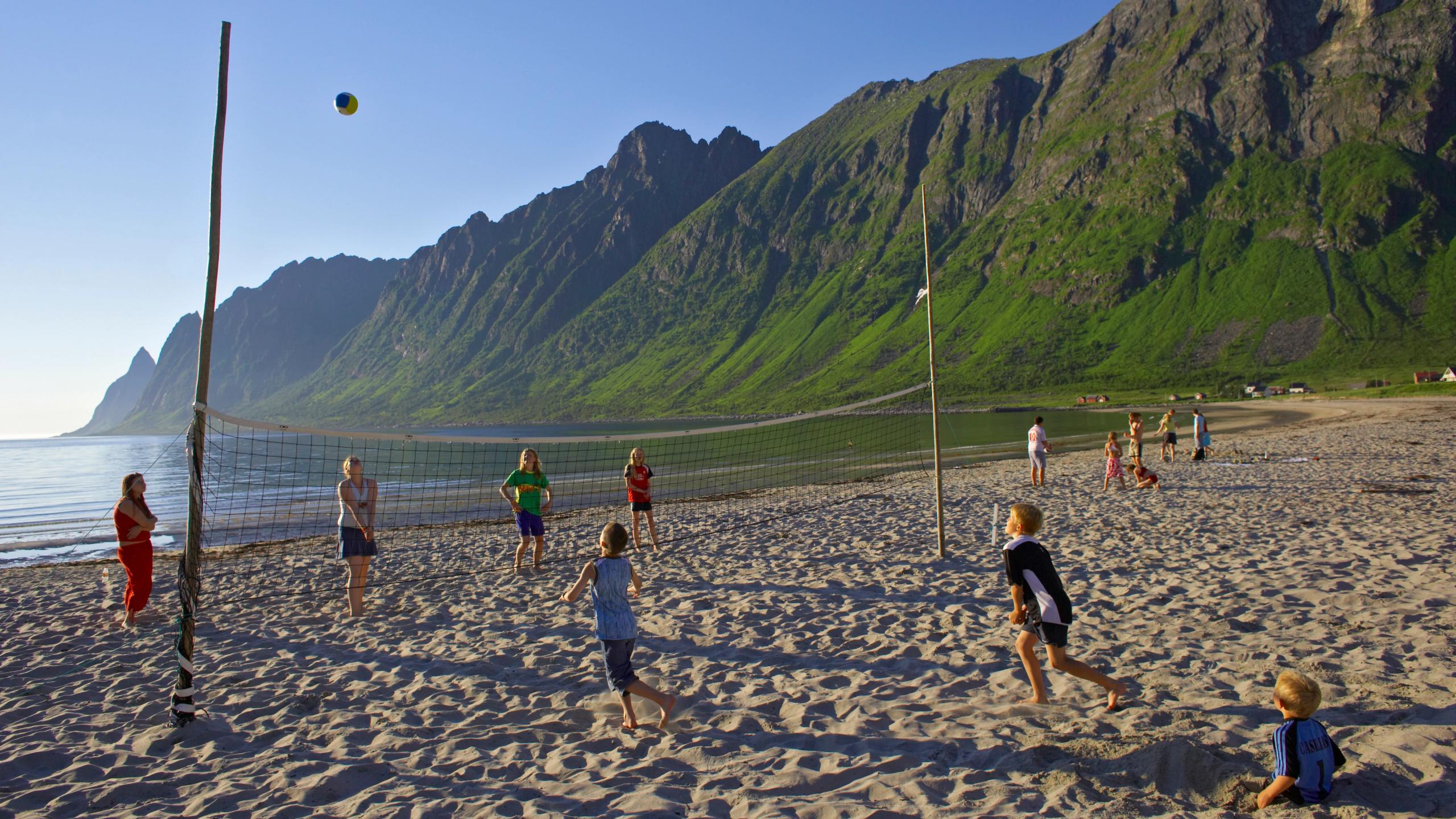 Barn spiller beachvolleyball på Ersfjordstranda i Senja
