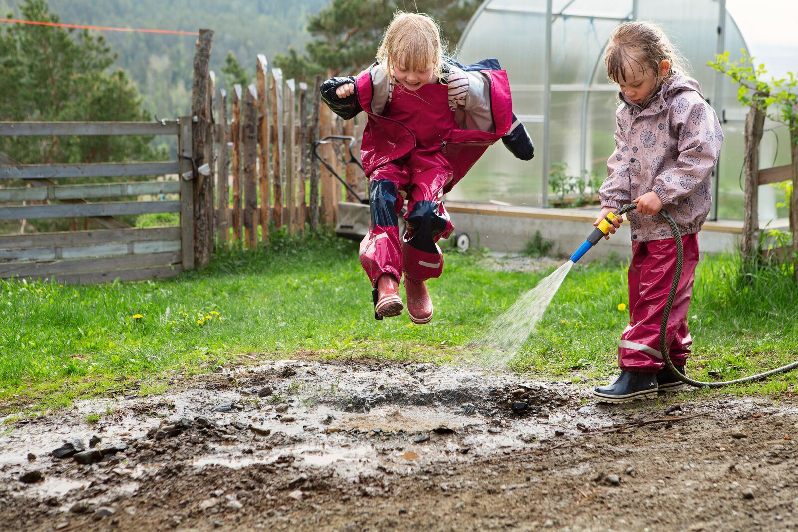 Barn leker utenfor en gård, Norge