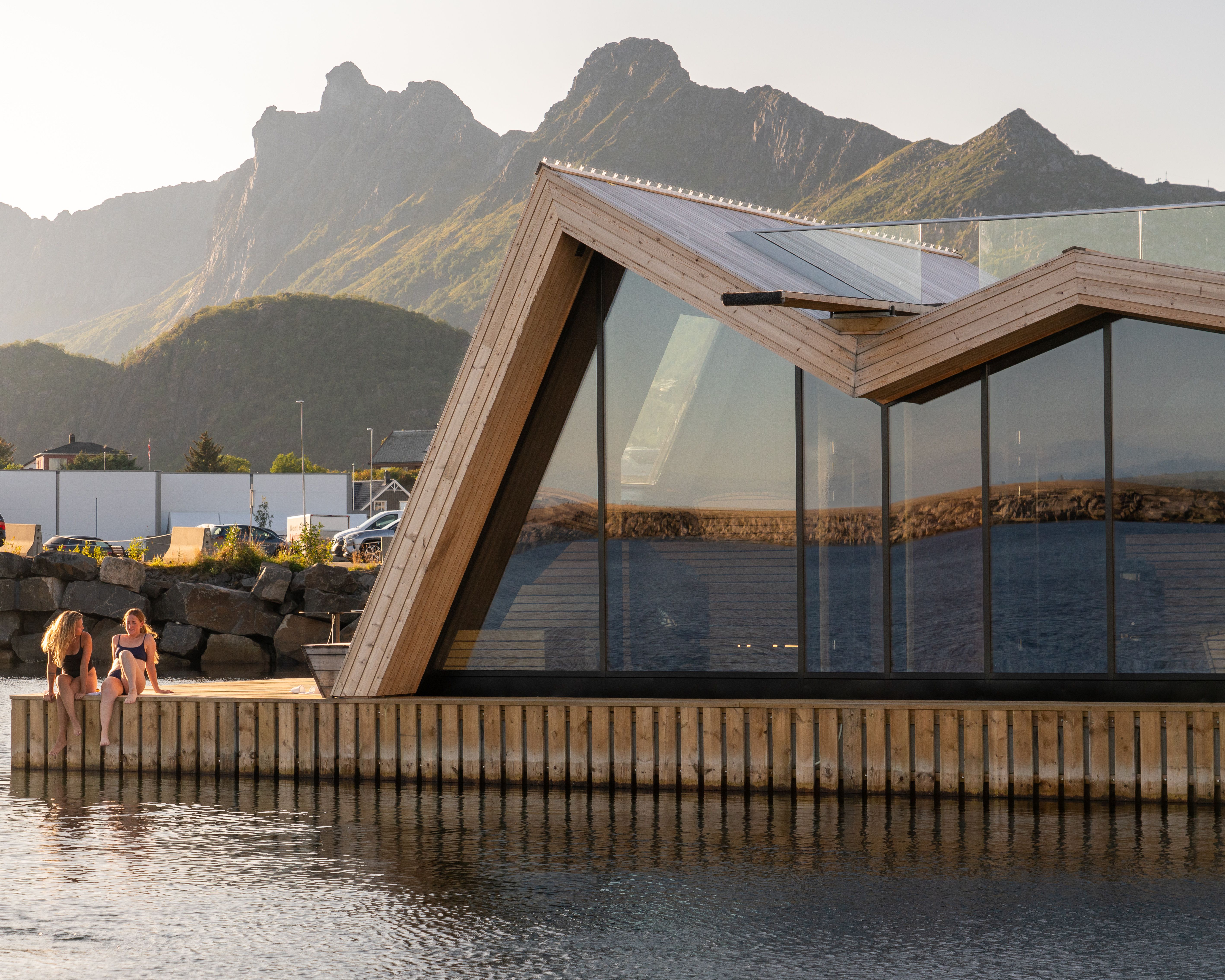 To personer sitter utenfor en flytende badstu i Svolvær i Lofoten