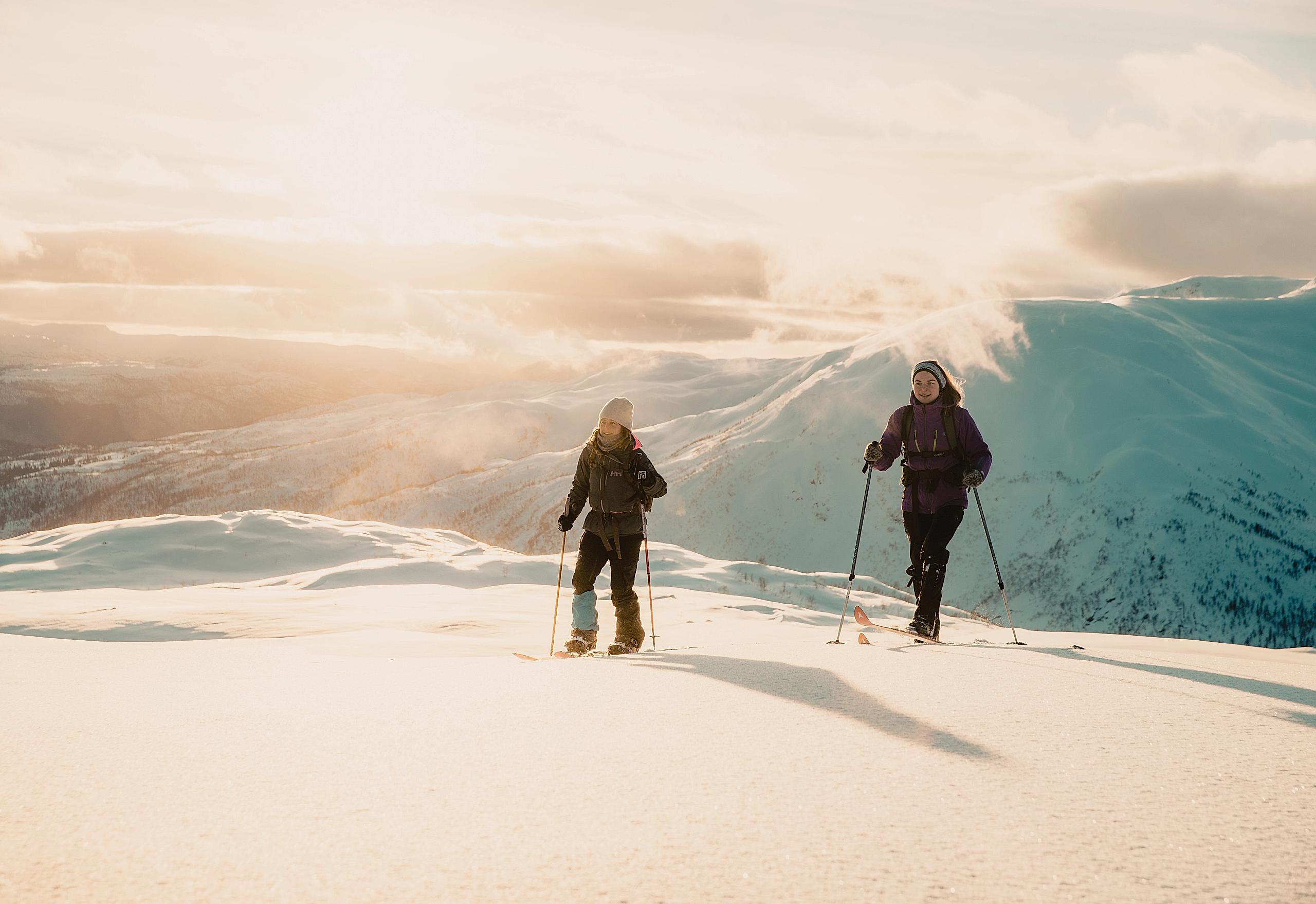 To jenter går på fjellski ved Sogndal Skisenter - Hodlekve