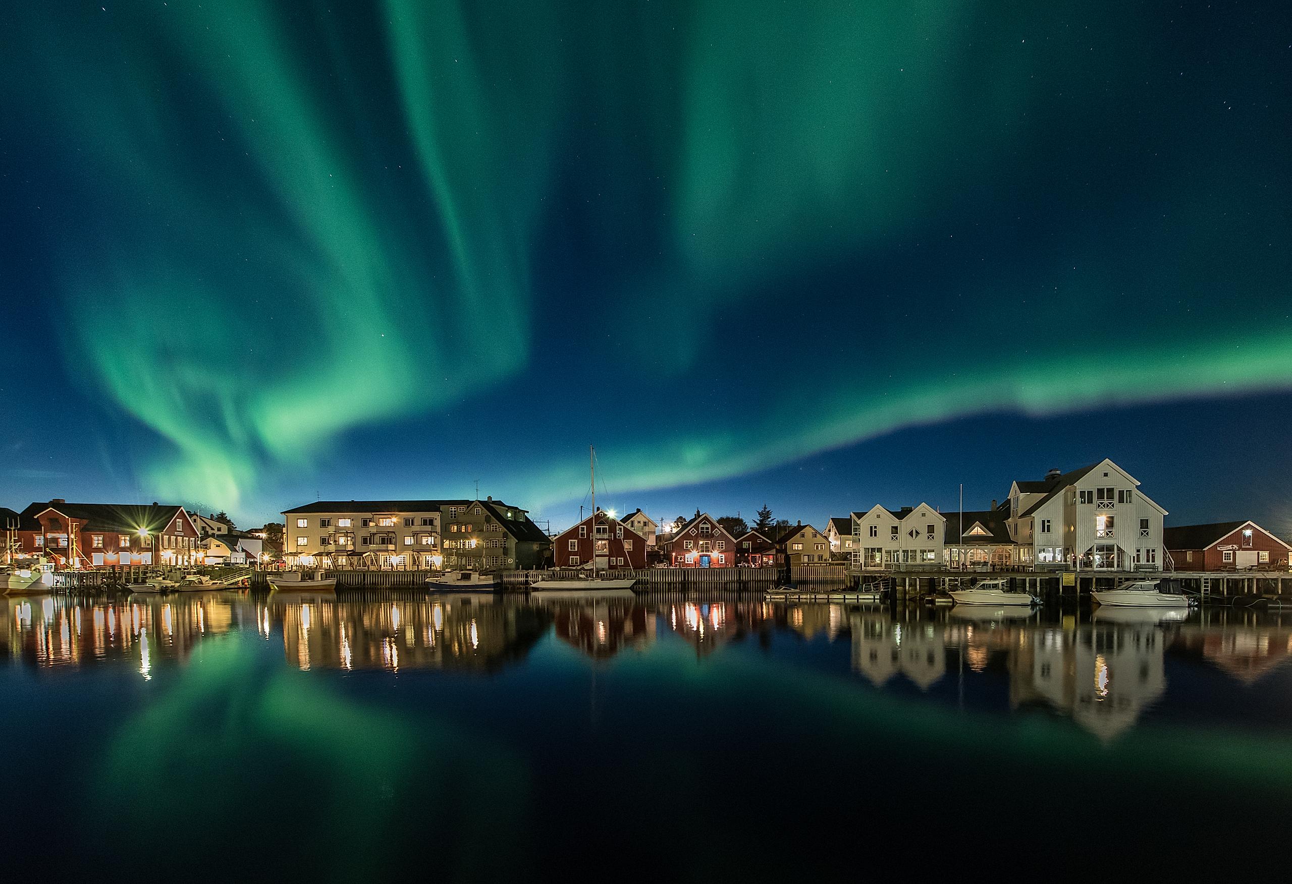 Henningsvær, Lofoten, under nordlys.