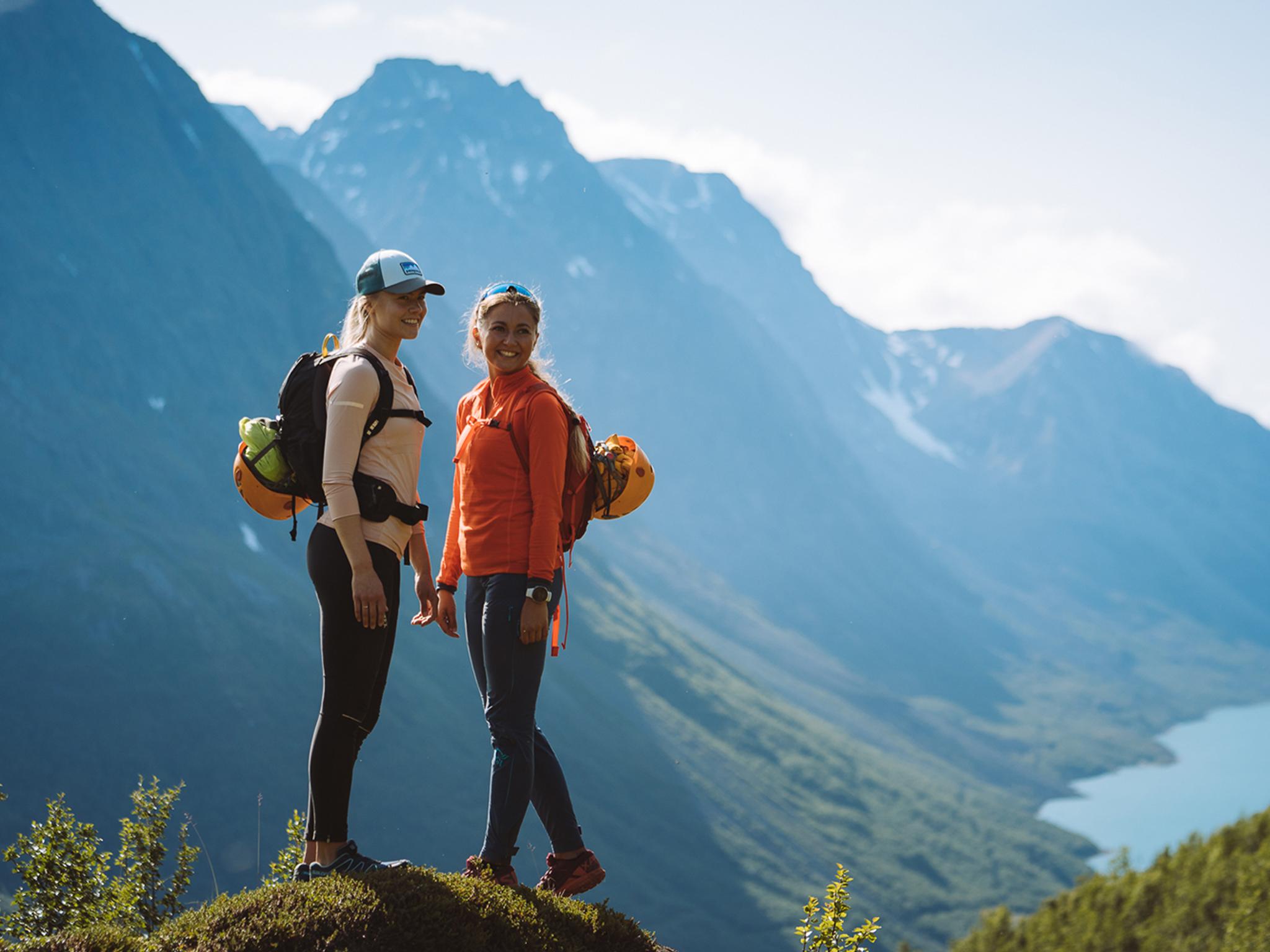 Twee dames die op een zonnige zomerdag door de bergen rond Tromsø wandelen in Noord-Noorwegen