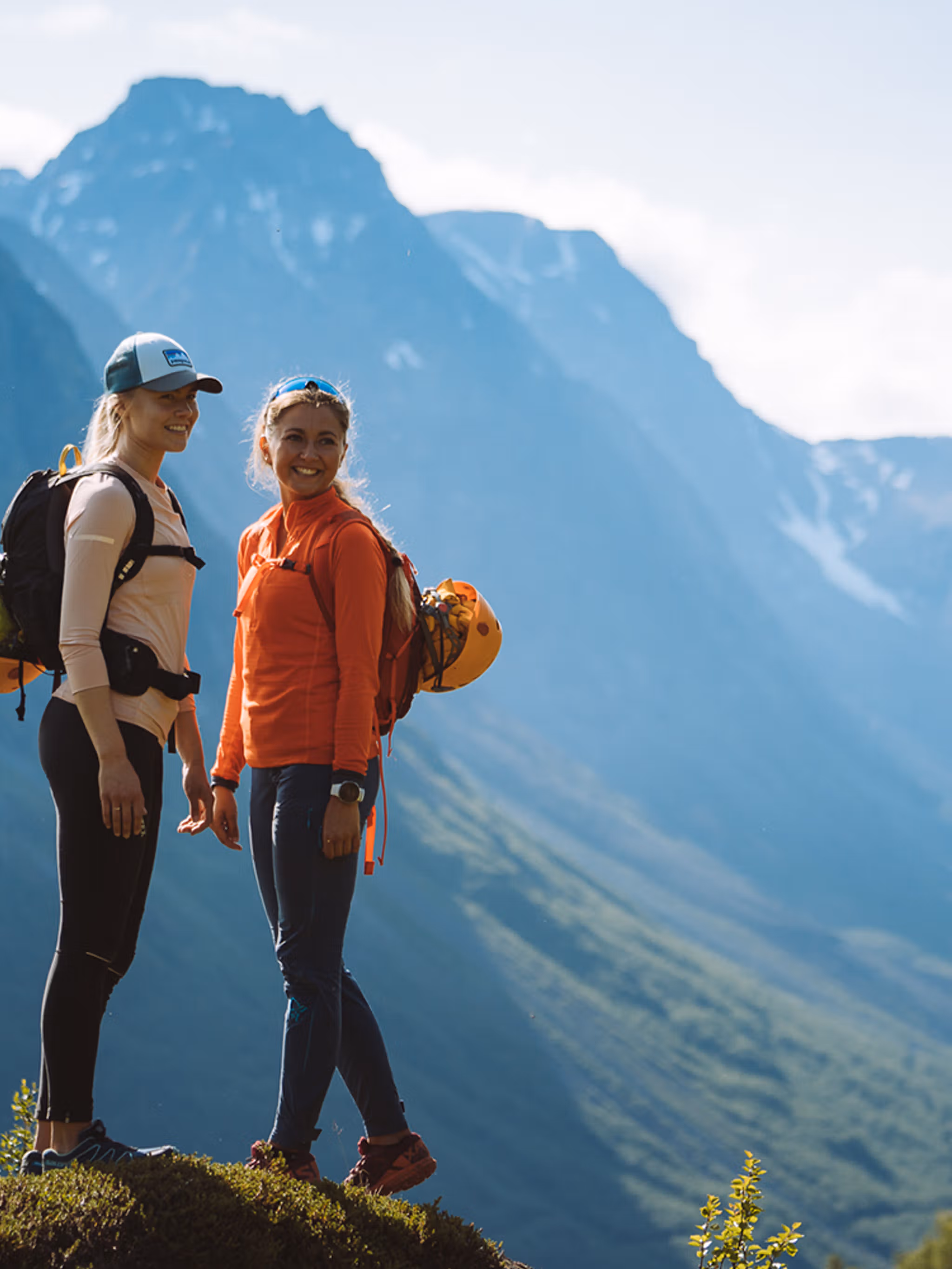 Twee dames die op een zonnige zomerdag door de bergen rond Tromsø wandelen in Noord-Noorwegen